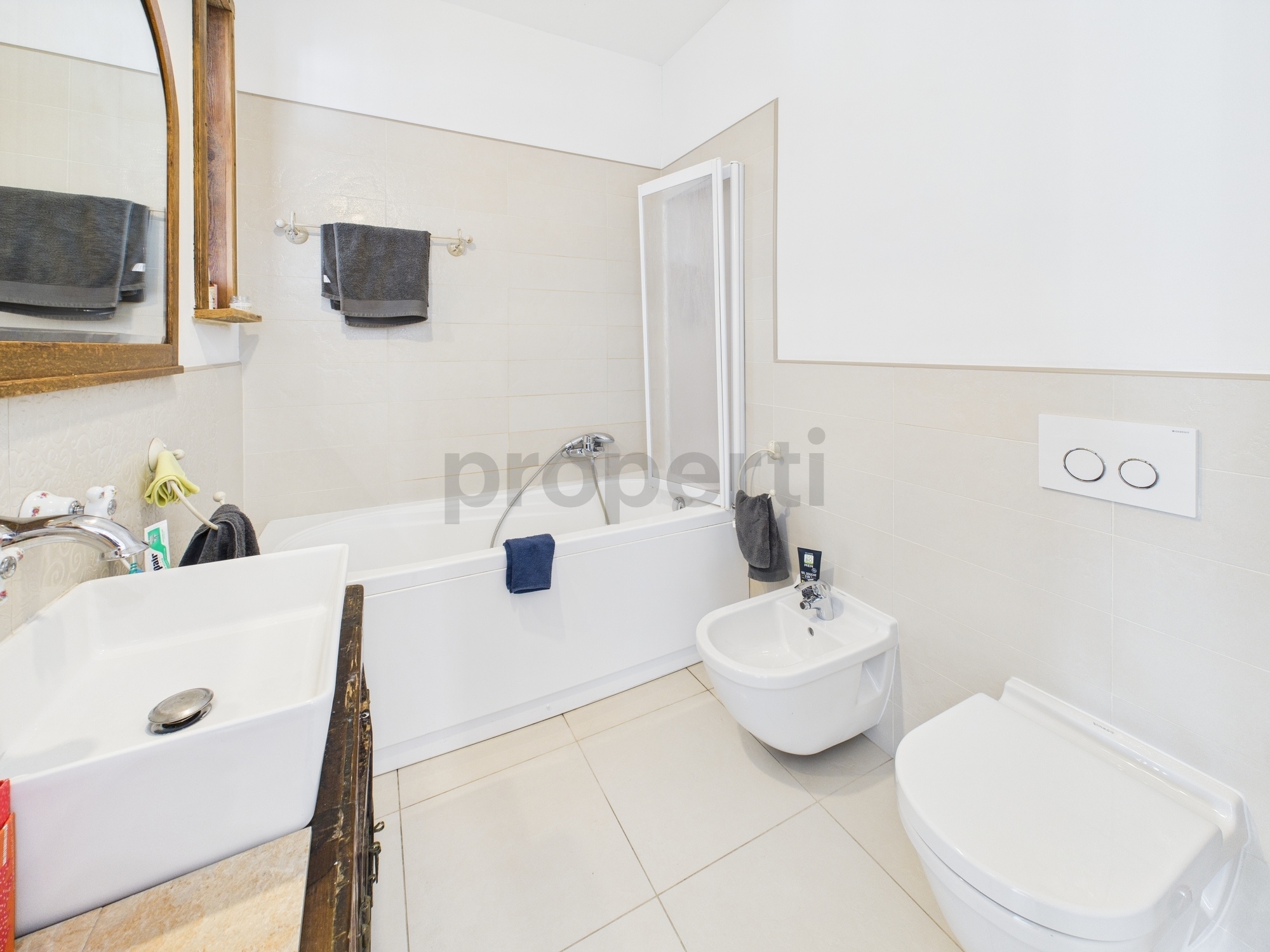 Helles Badezimmer mit Badewanne und WC