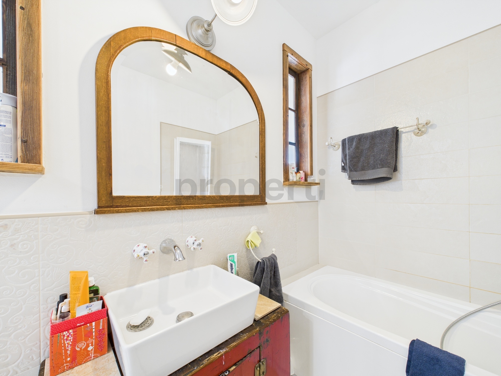 Rustikales Badezimmer mit Badewanne und Waschbecken