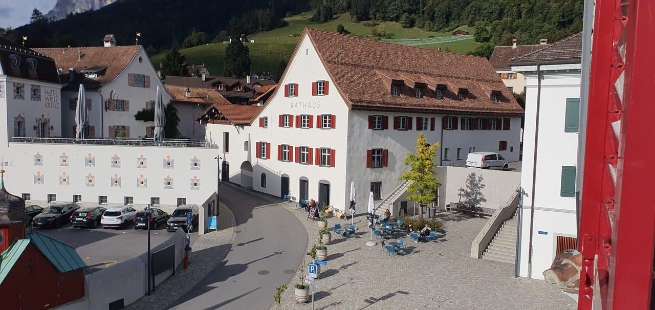Historischer Ortsplatz mit Rathaus
