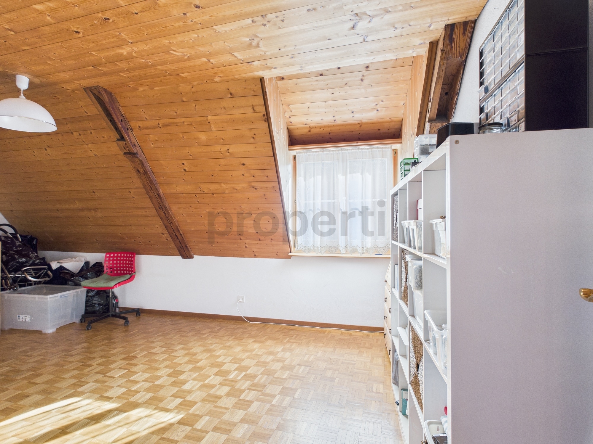 Dachzimmer mit Holzdecke