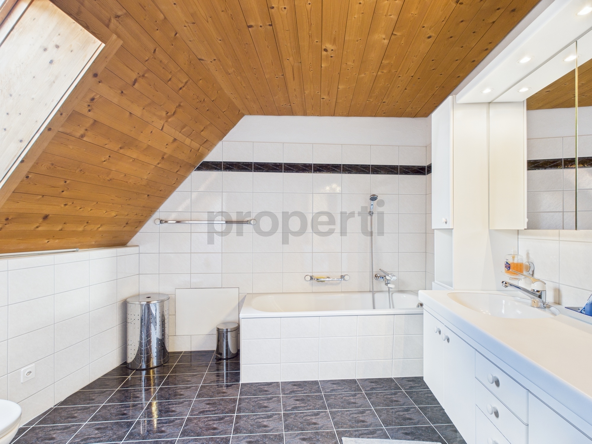 Dachgeschoss-Badezimmer mit Badewanne