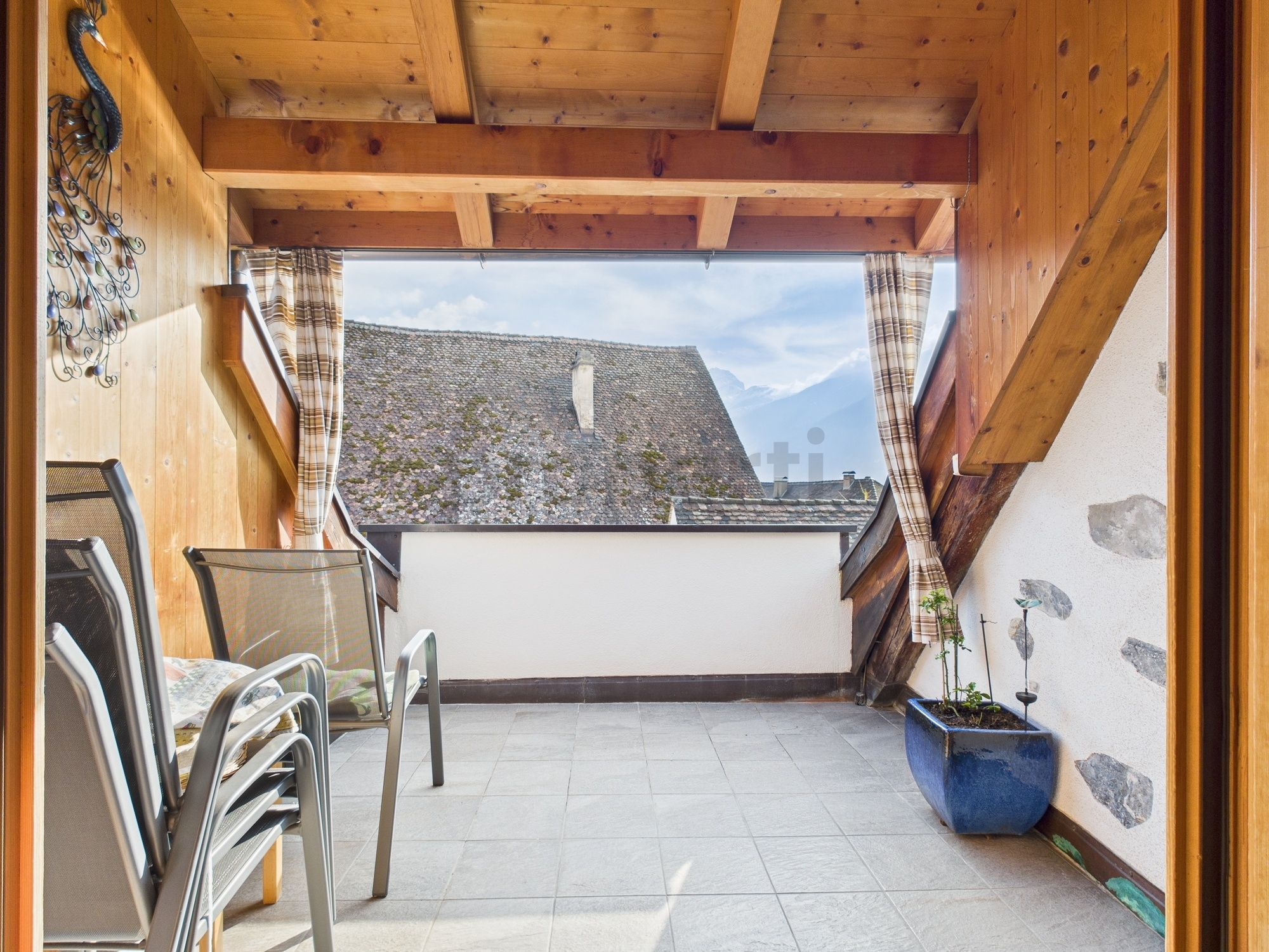 Überdachter Balkon mit Bergblick
