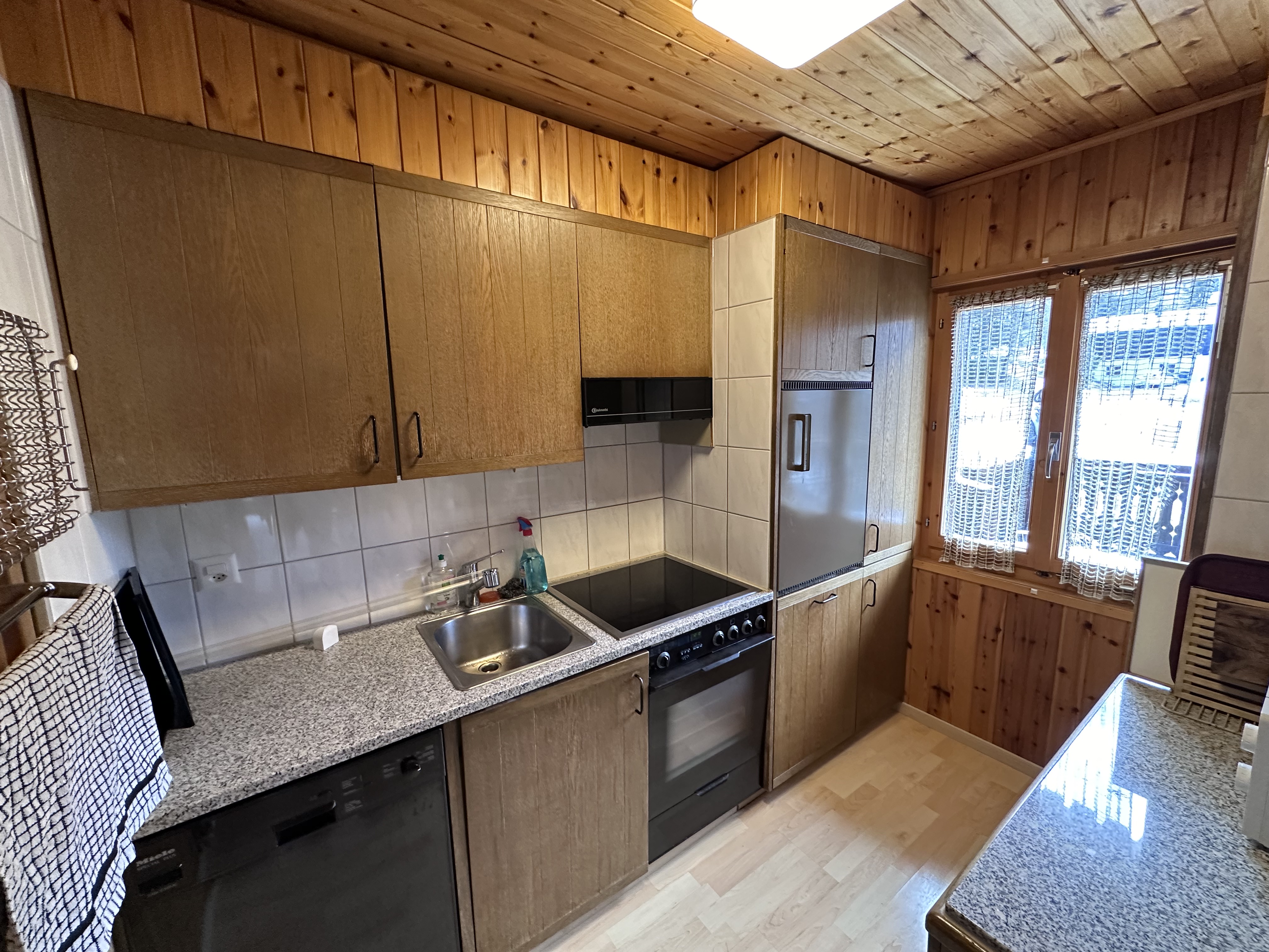 Kleine Holz-Küche mit Fenster