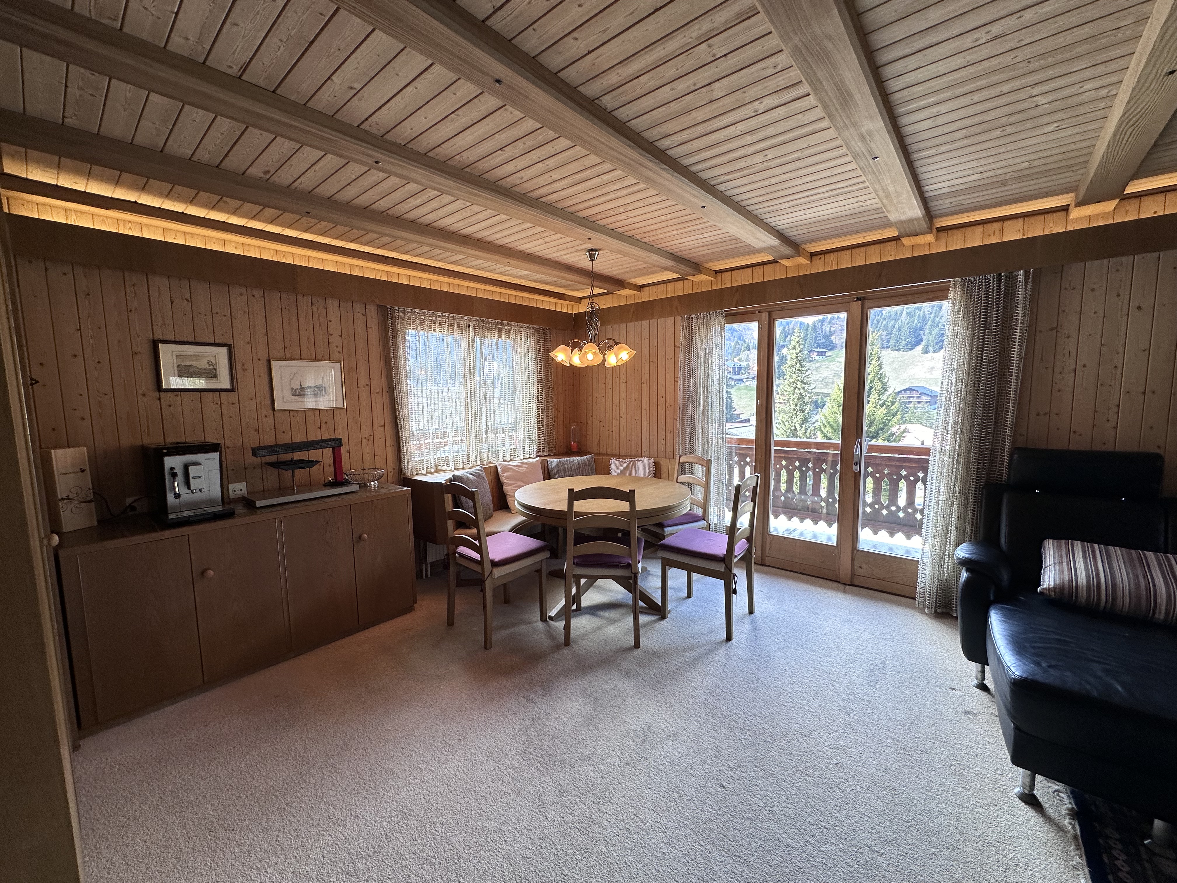 Gemütlicher Wohn- und Essbereich im Chalet-Stil