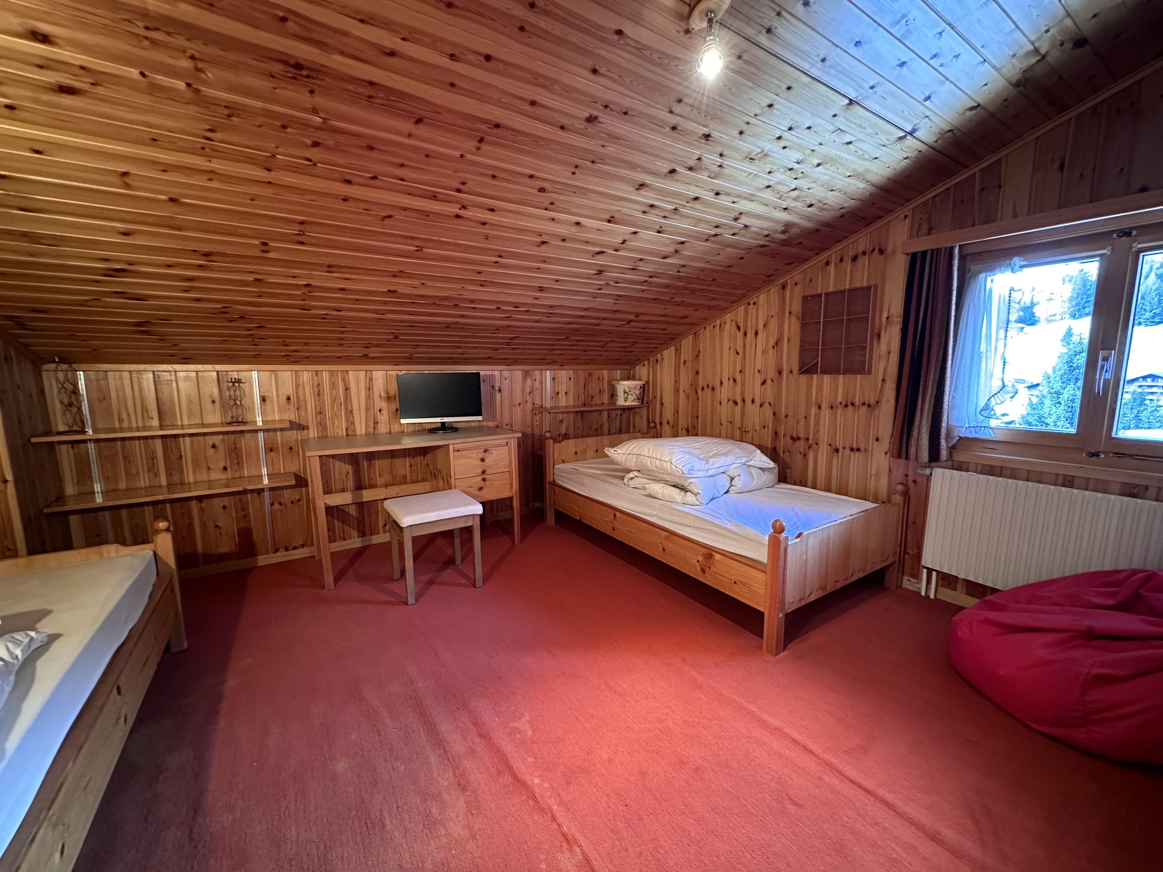 Holzvertäuschtes Schlafzimmer unter Schräge