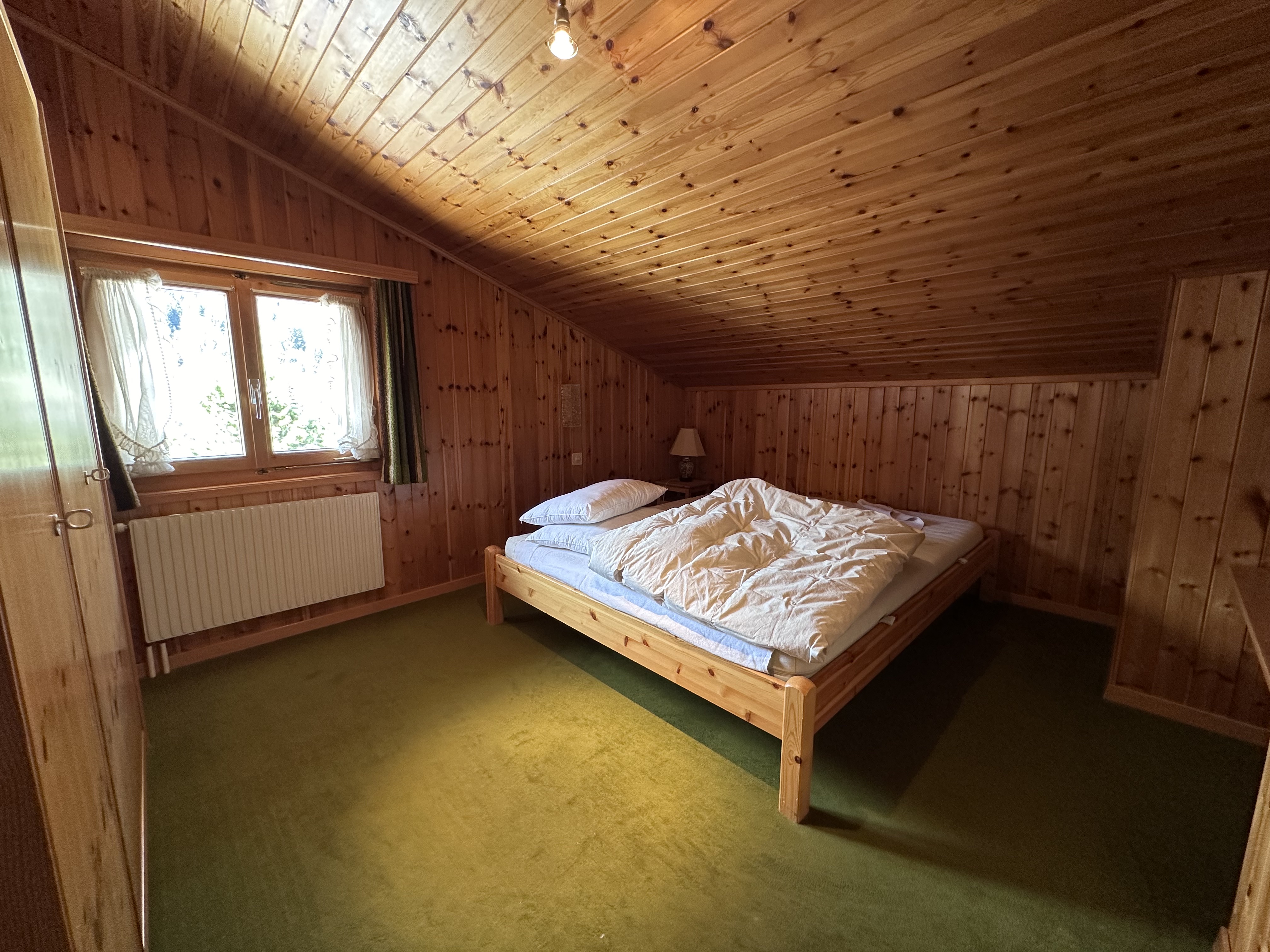 Gemütliches Holzschlafzimmer mit Dachschräge