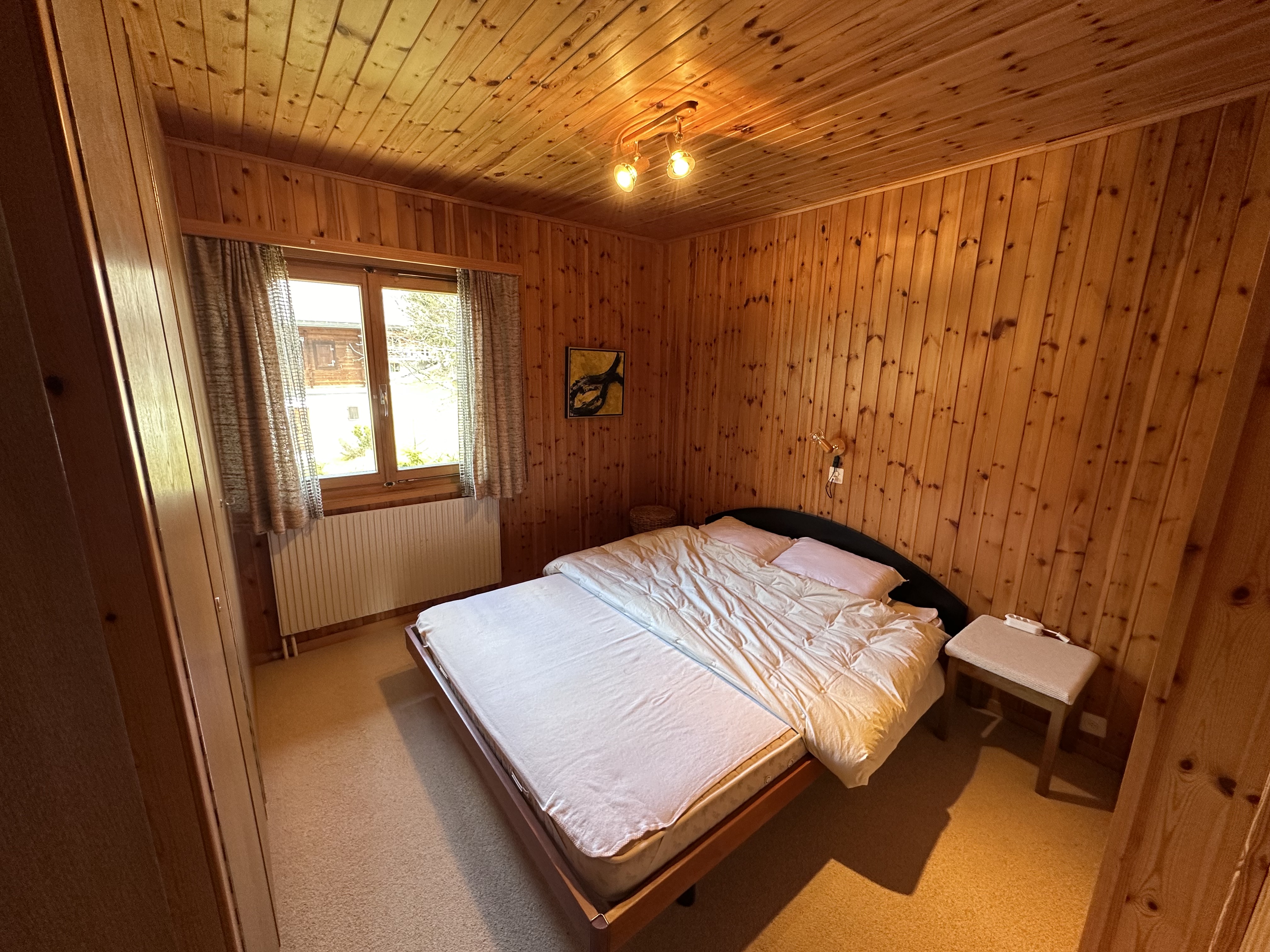 Gemütliches Schlafzimmer in Holzvertäfelung