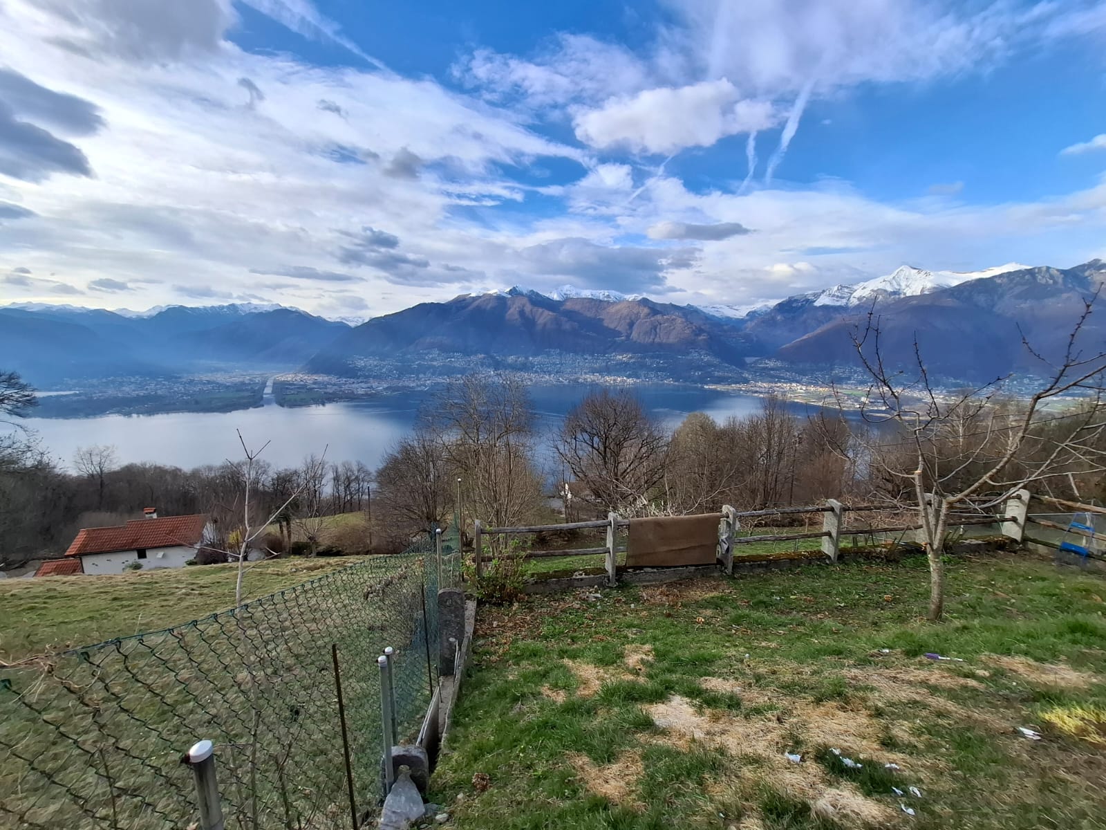 Bergsee mit Panorama und Gartenhang