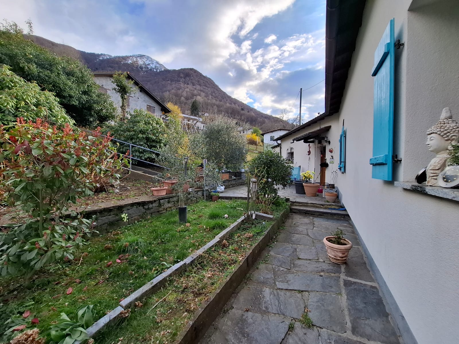 Gartenbereich mit Haus und Bergblick