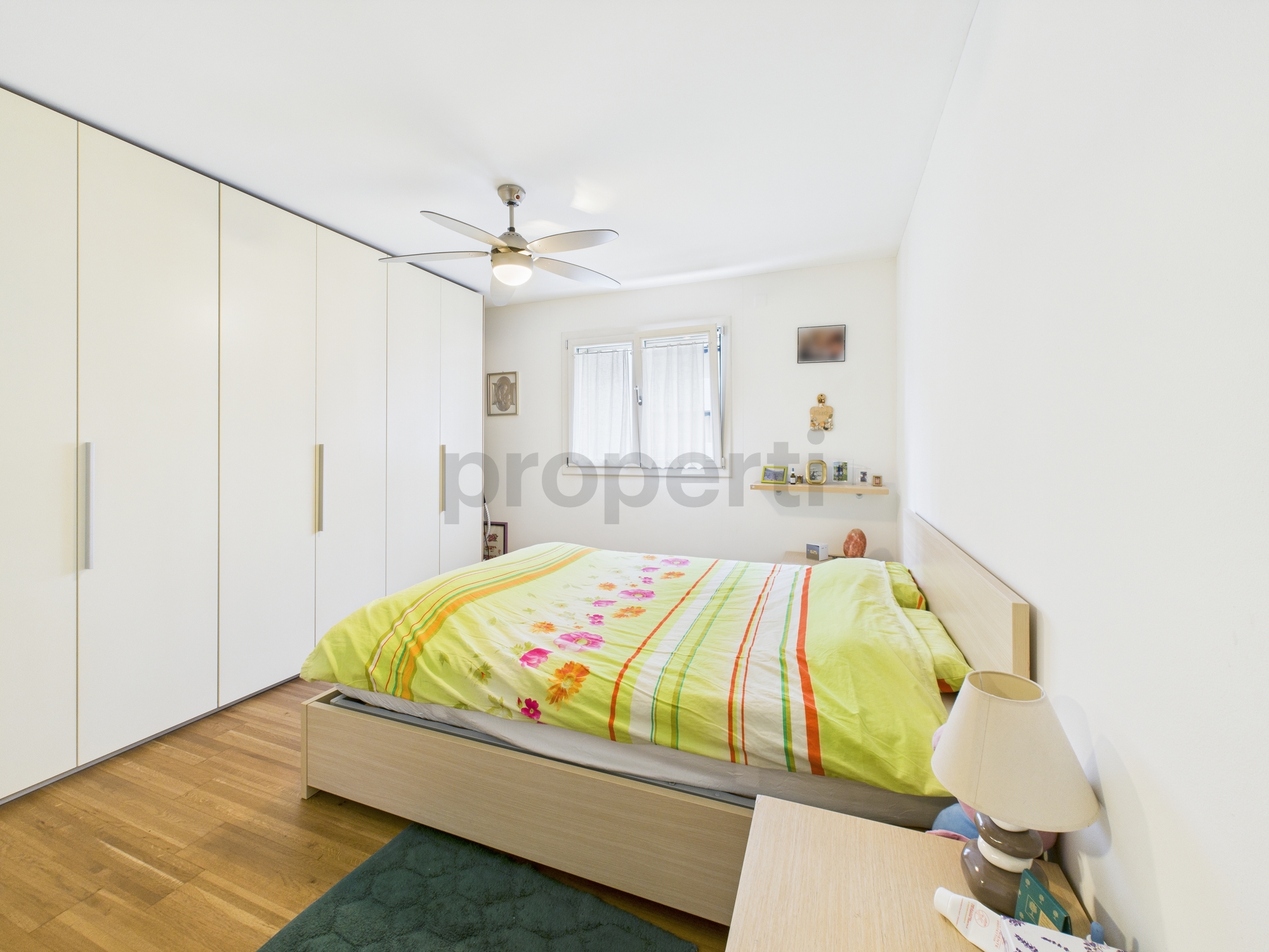 Helles Schlafzimmer mit Einbauschrank und Tageslicht