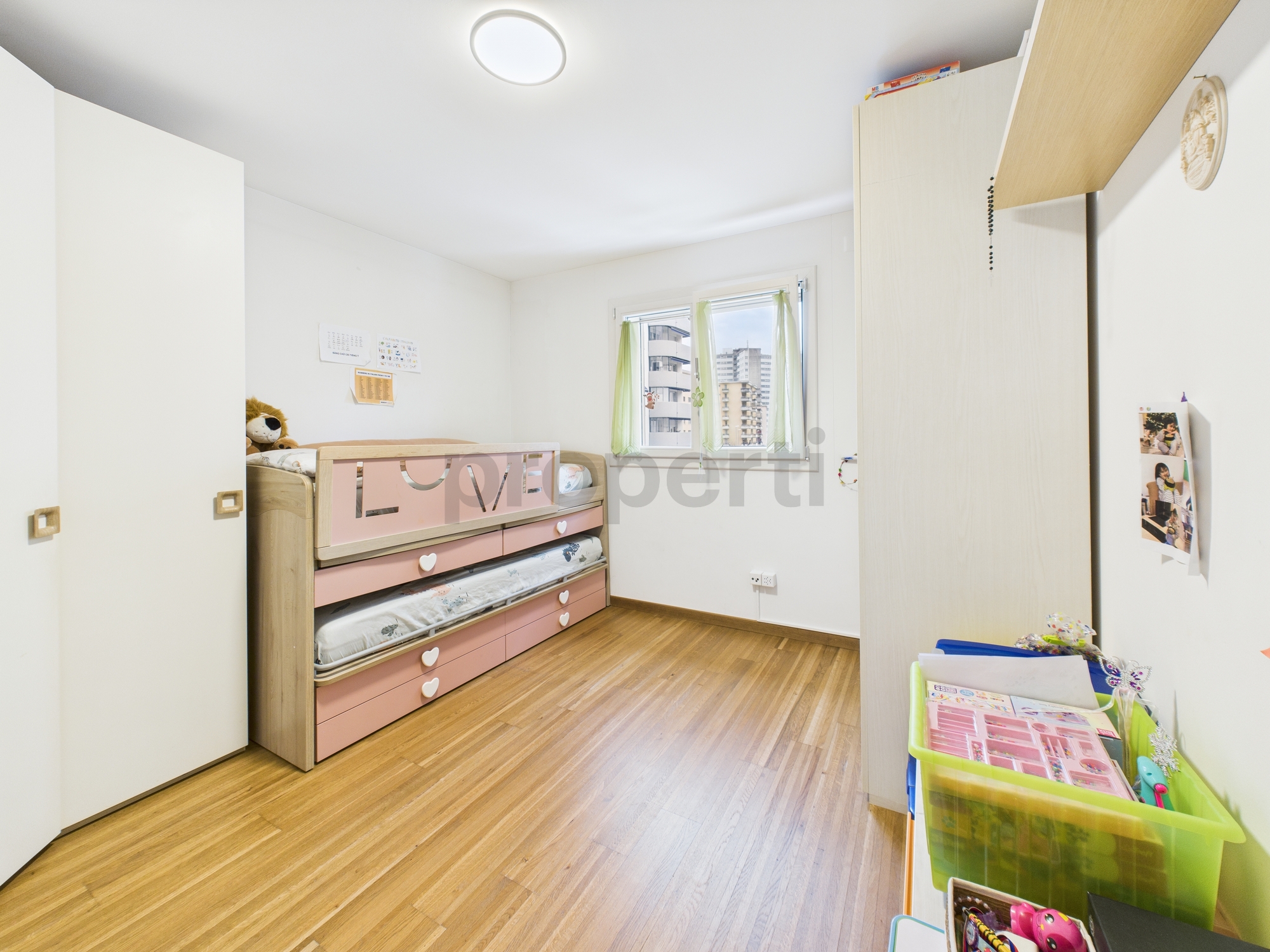 Kinderzimmer mit Einzelbett und Kleiderschrank