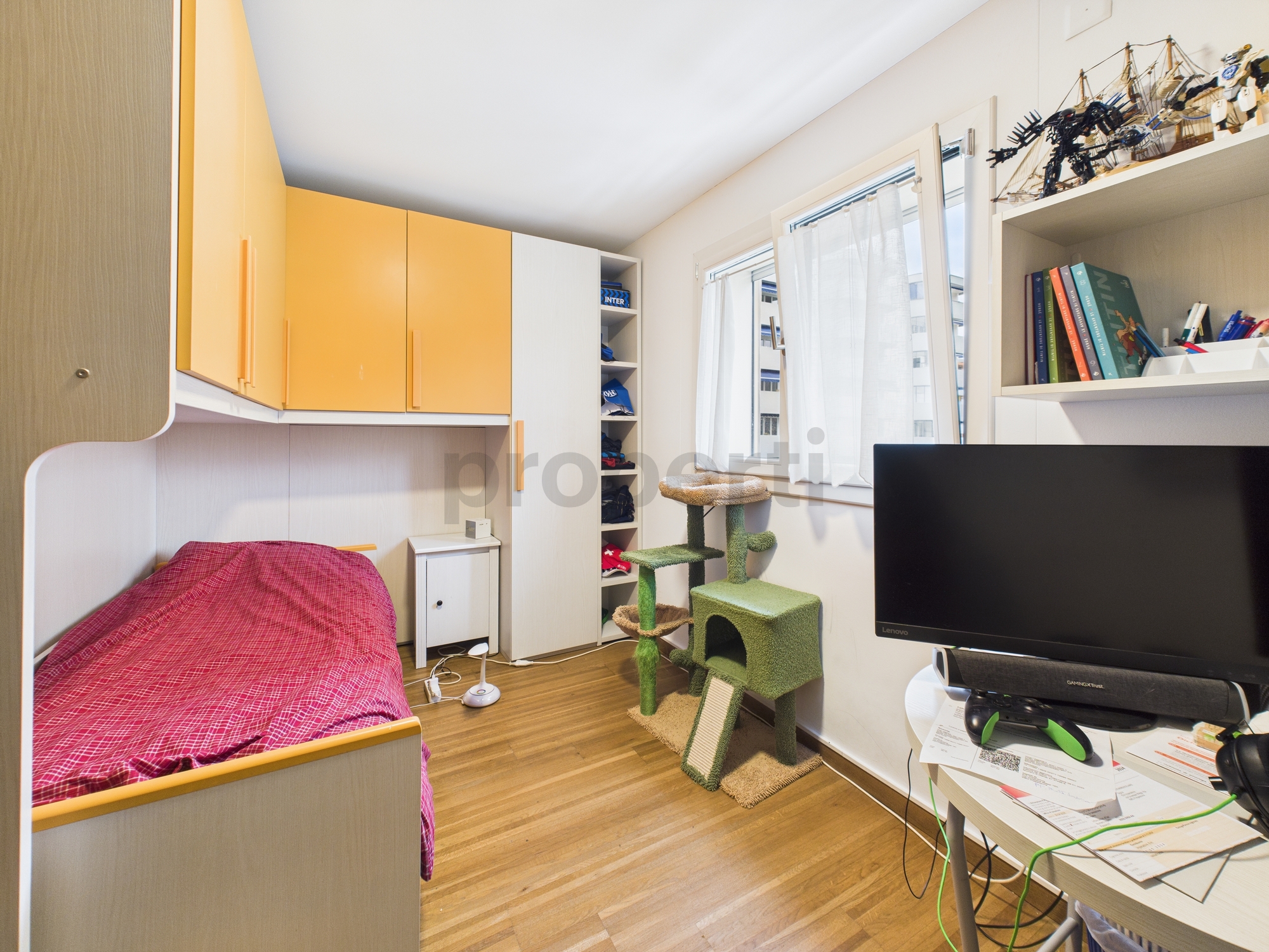 Helles Kinderzimmer mit Bett und Schreibtisch
