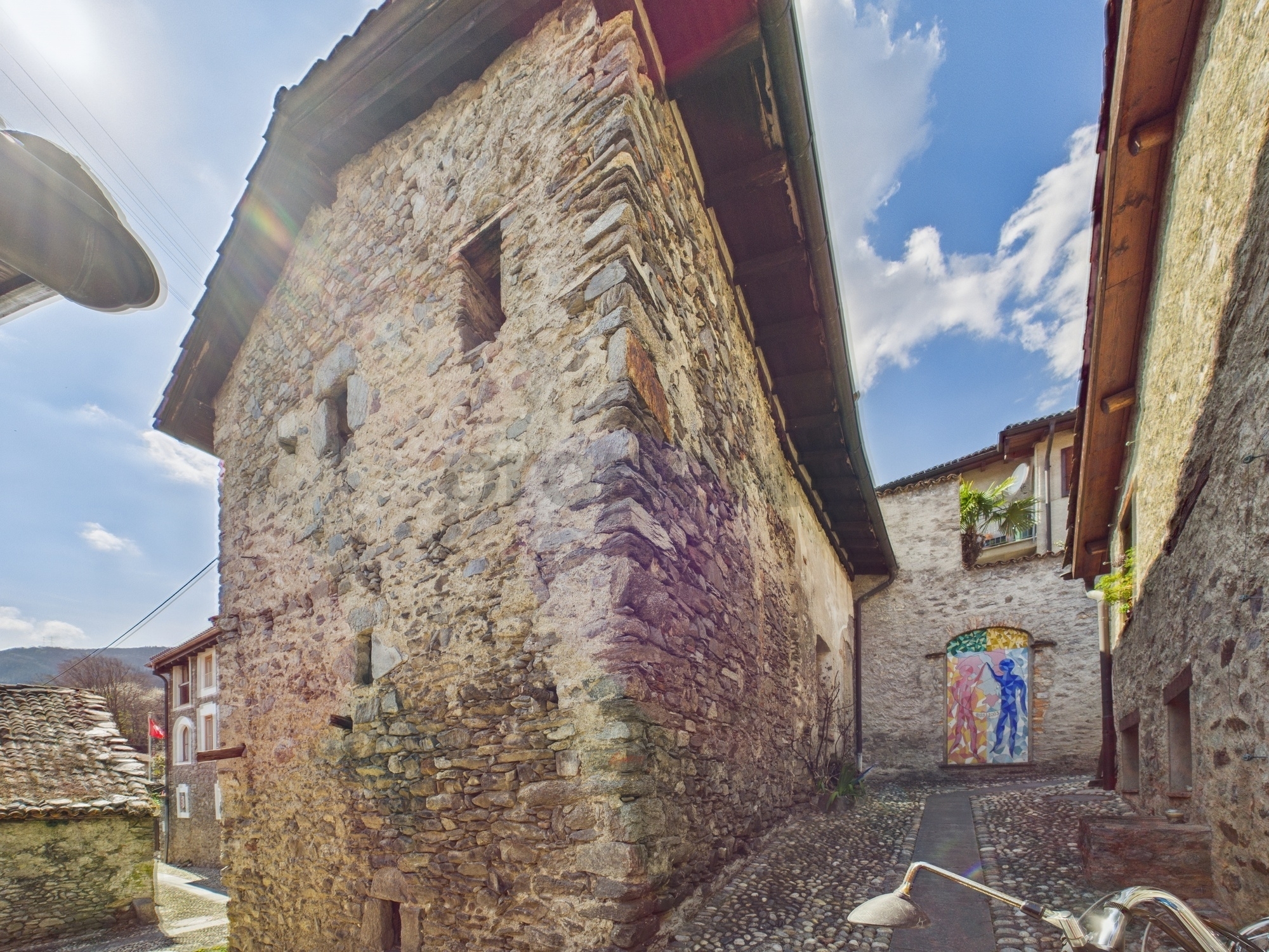 Historische Gasse zwischen Steinhäusern