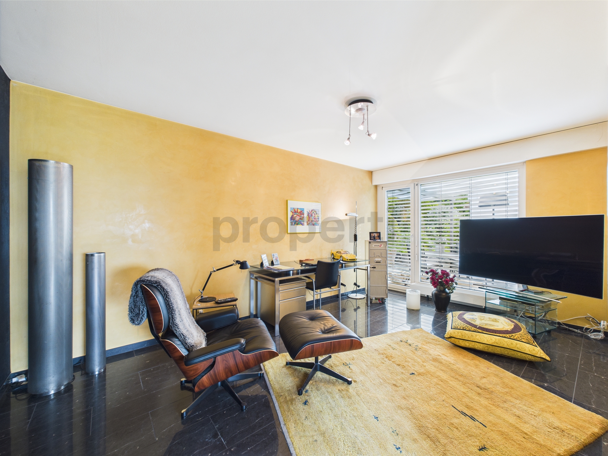 Modernes Arbeitszimmer mit Lounge-Bereich