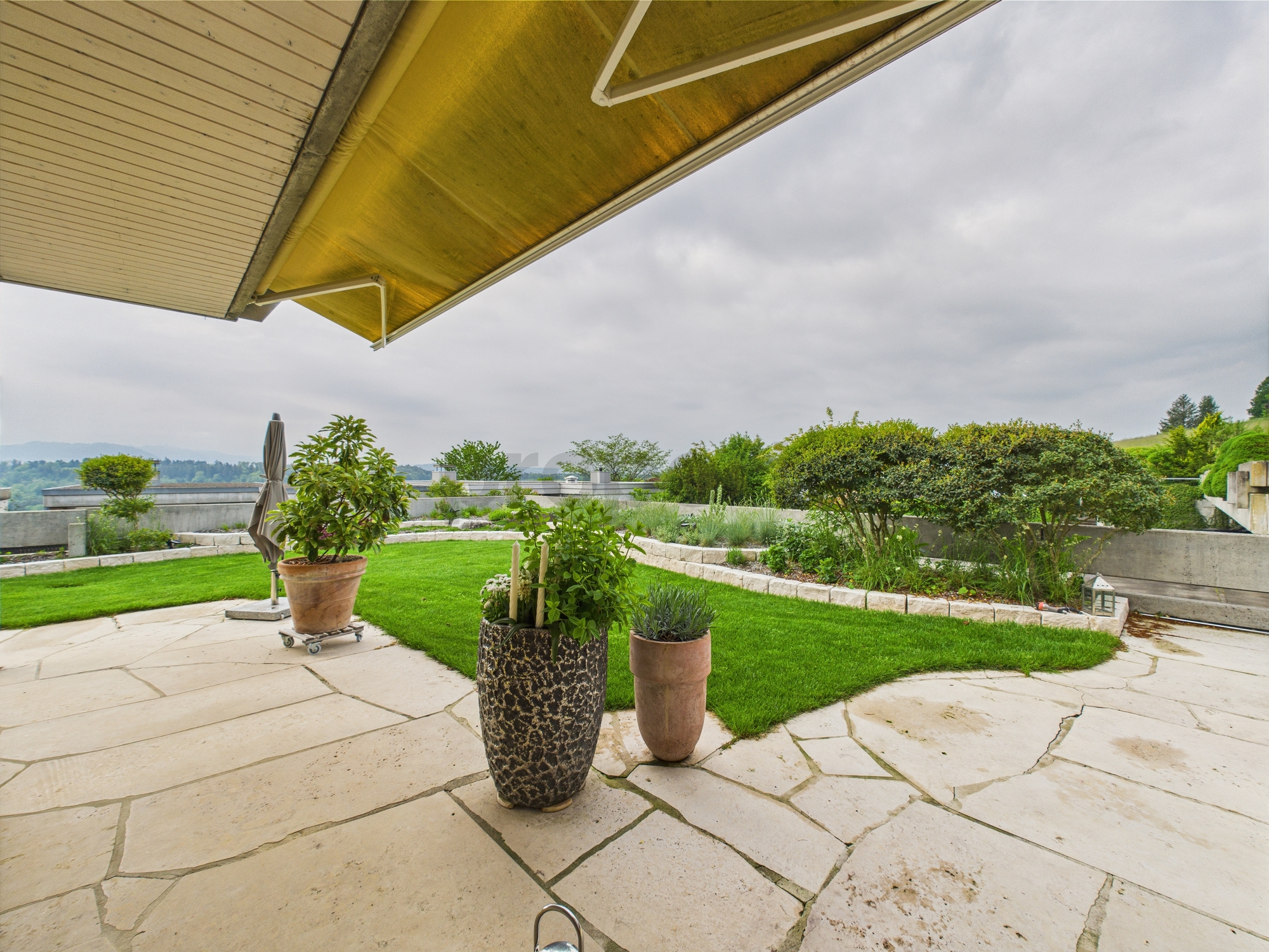Terrasse mit Gartenblick