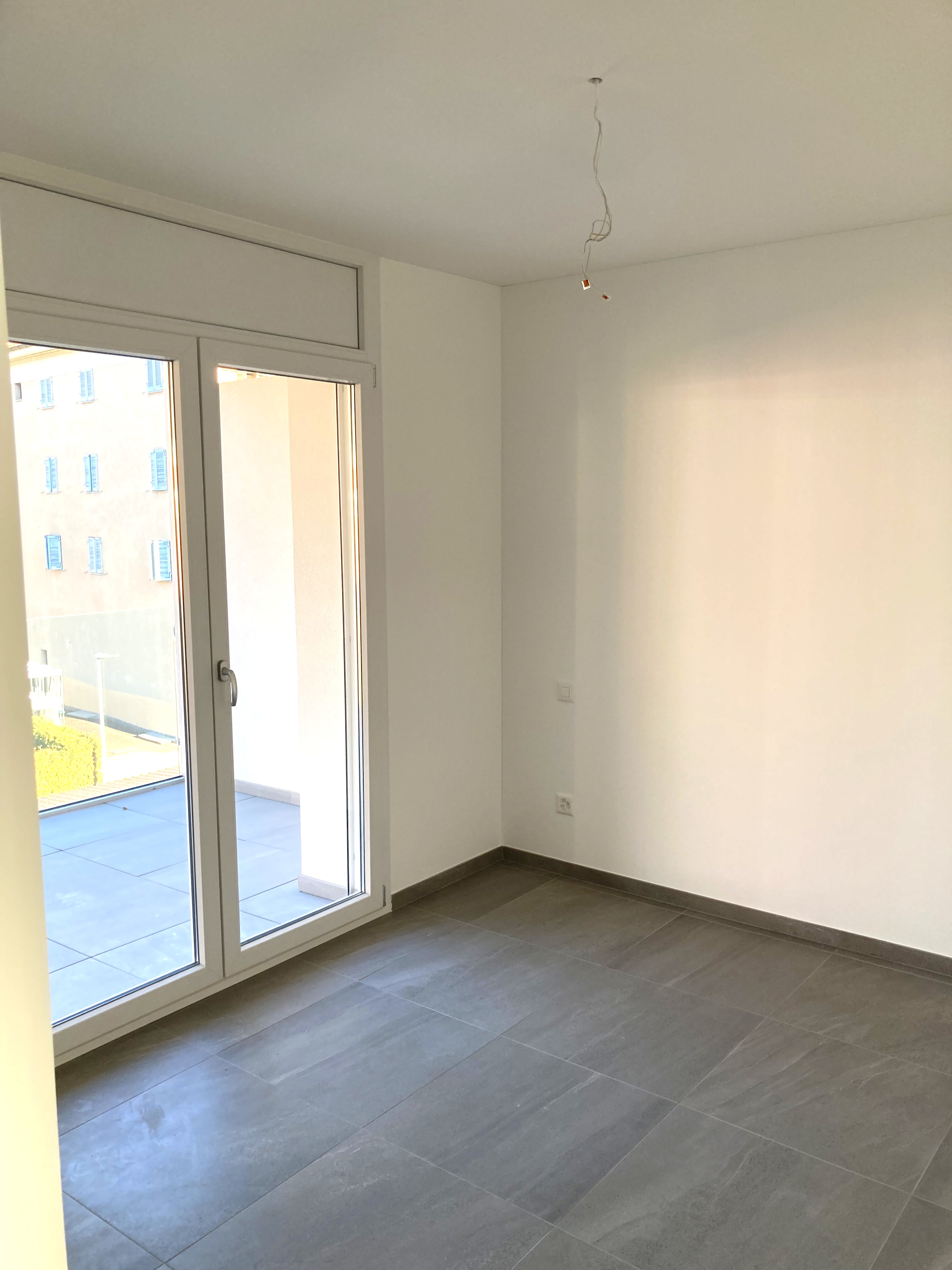 Leerer moderner Raum mit Balkonzugang