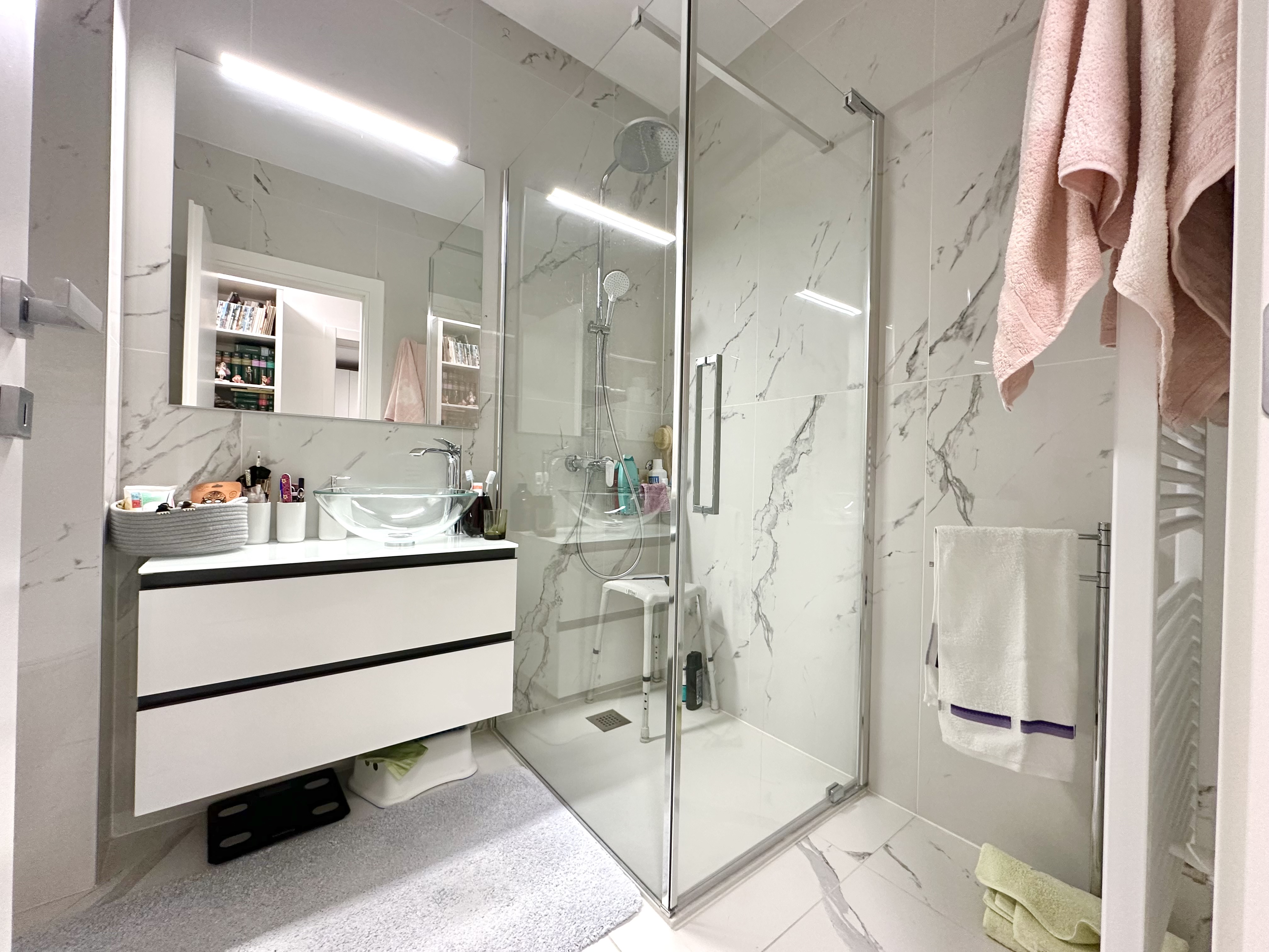 Modernes Badezimmer mit Glasdusche und Waschtisch
