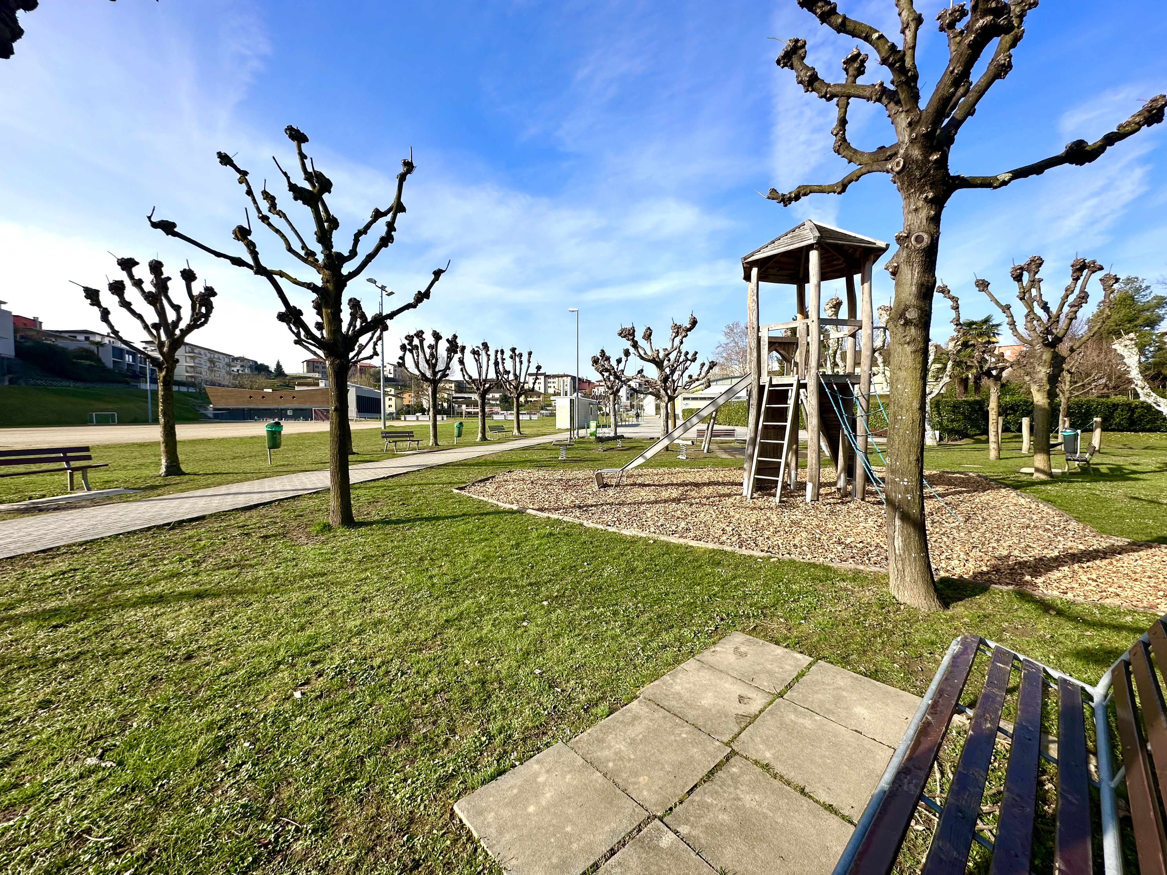 Spielplatz im Park bei Sonnenschein