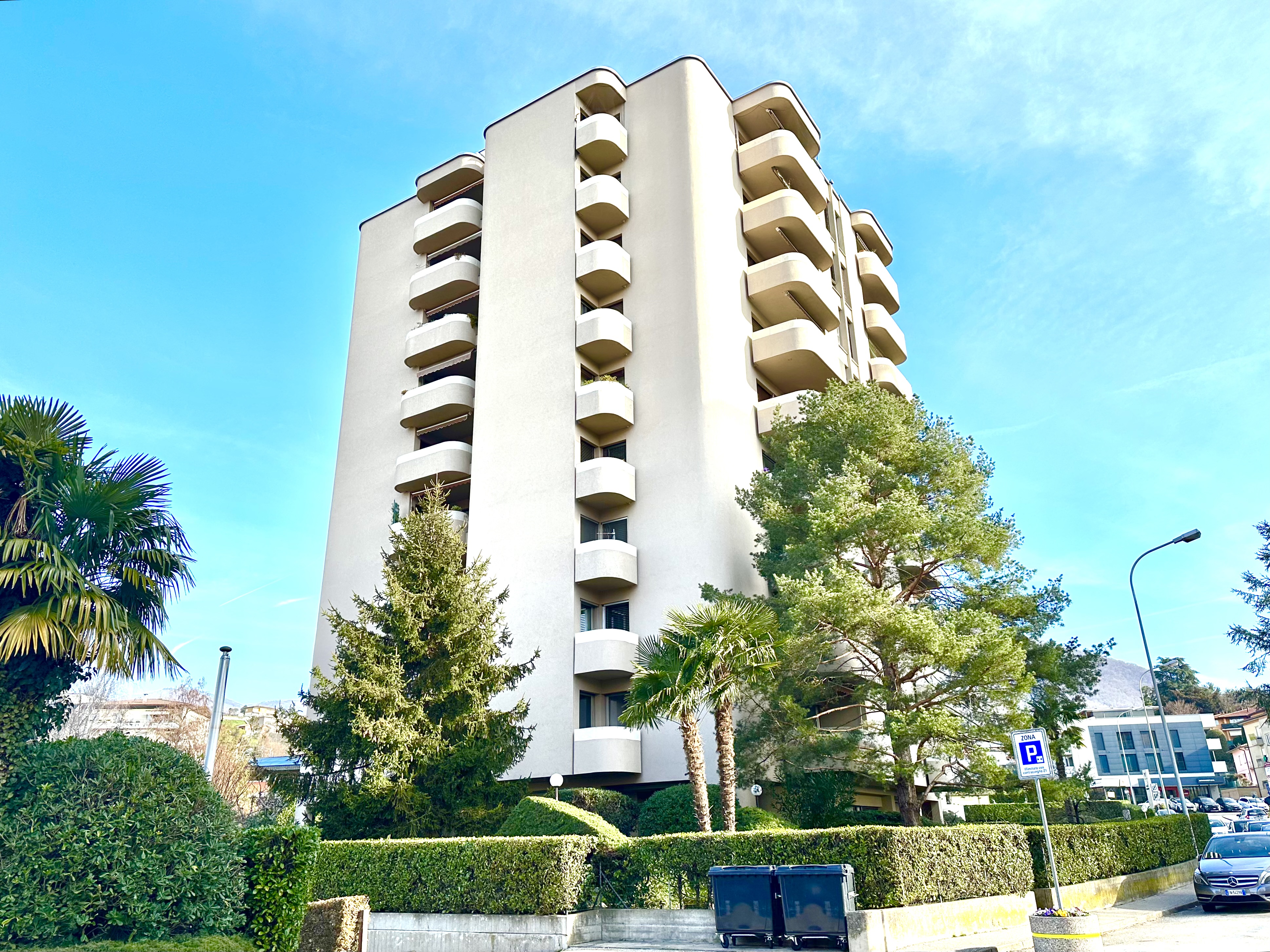 Mehrfamilienhaus mit Balkonen