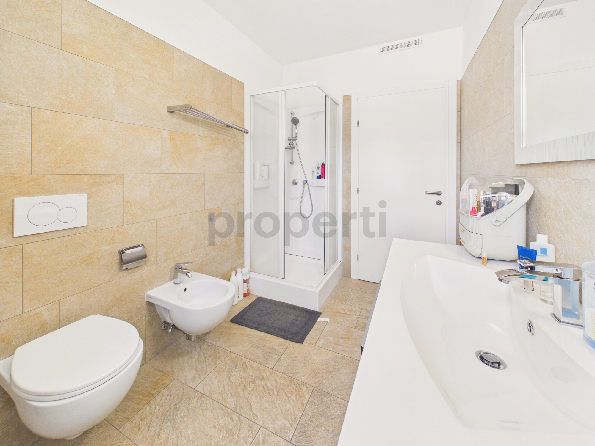 Modernes Badezimmer mit Dusche, Wanne und Bidet