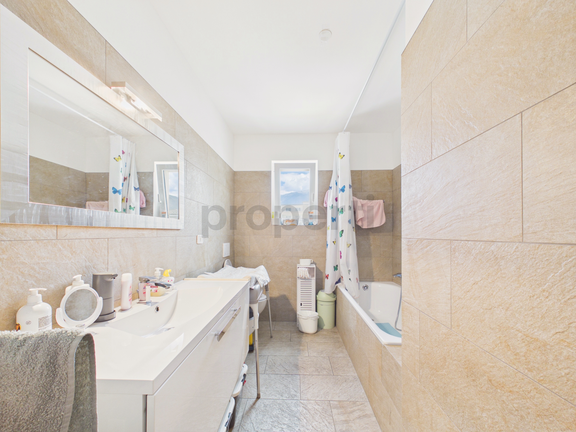 Modernes Badezimmer mit Badewanne und Duschvorhang