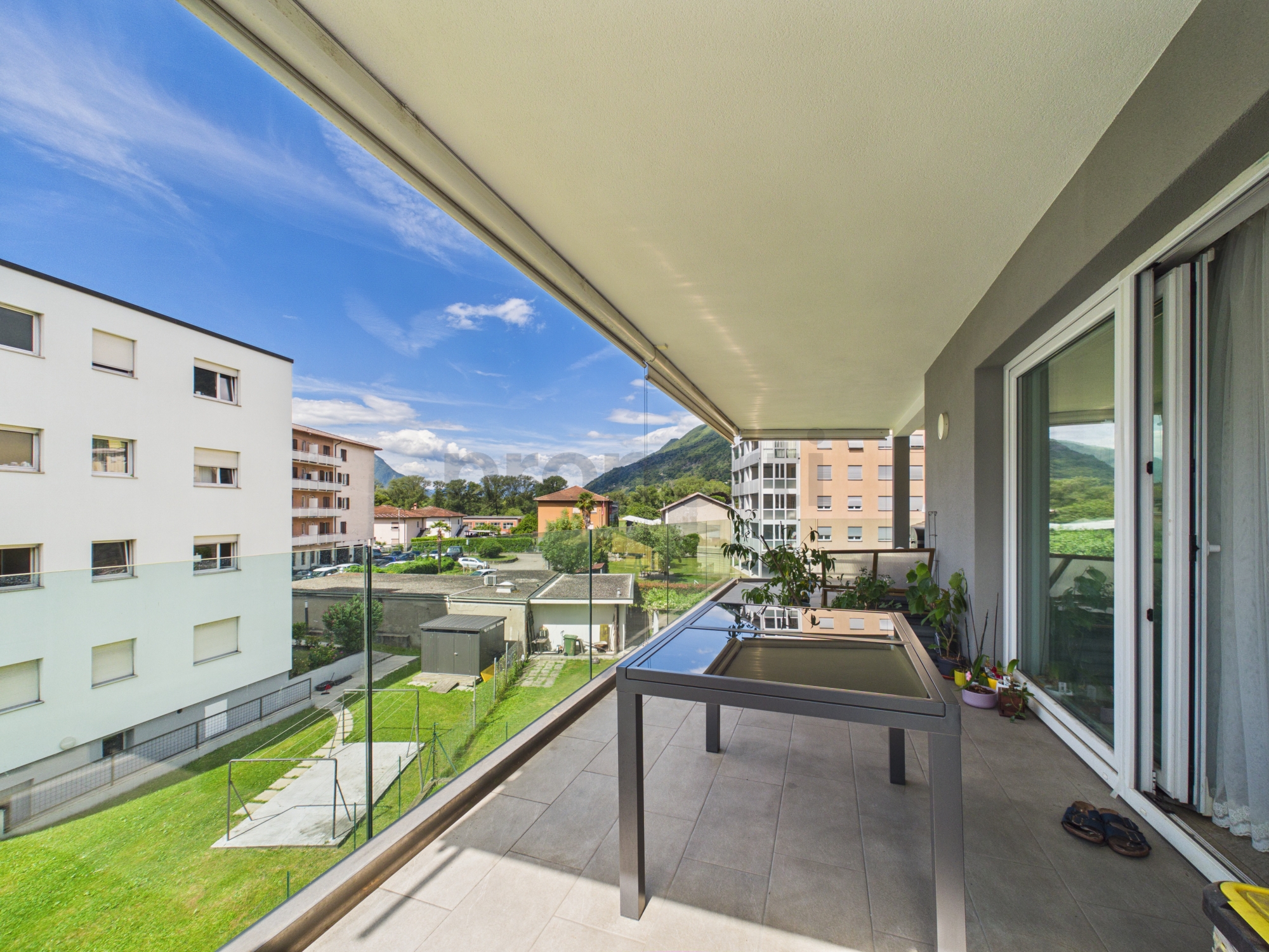 Überdachter Balkon mit Bergblick