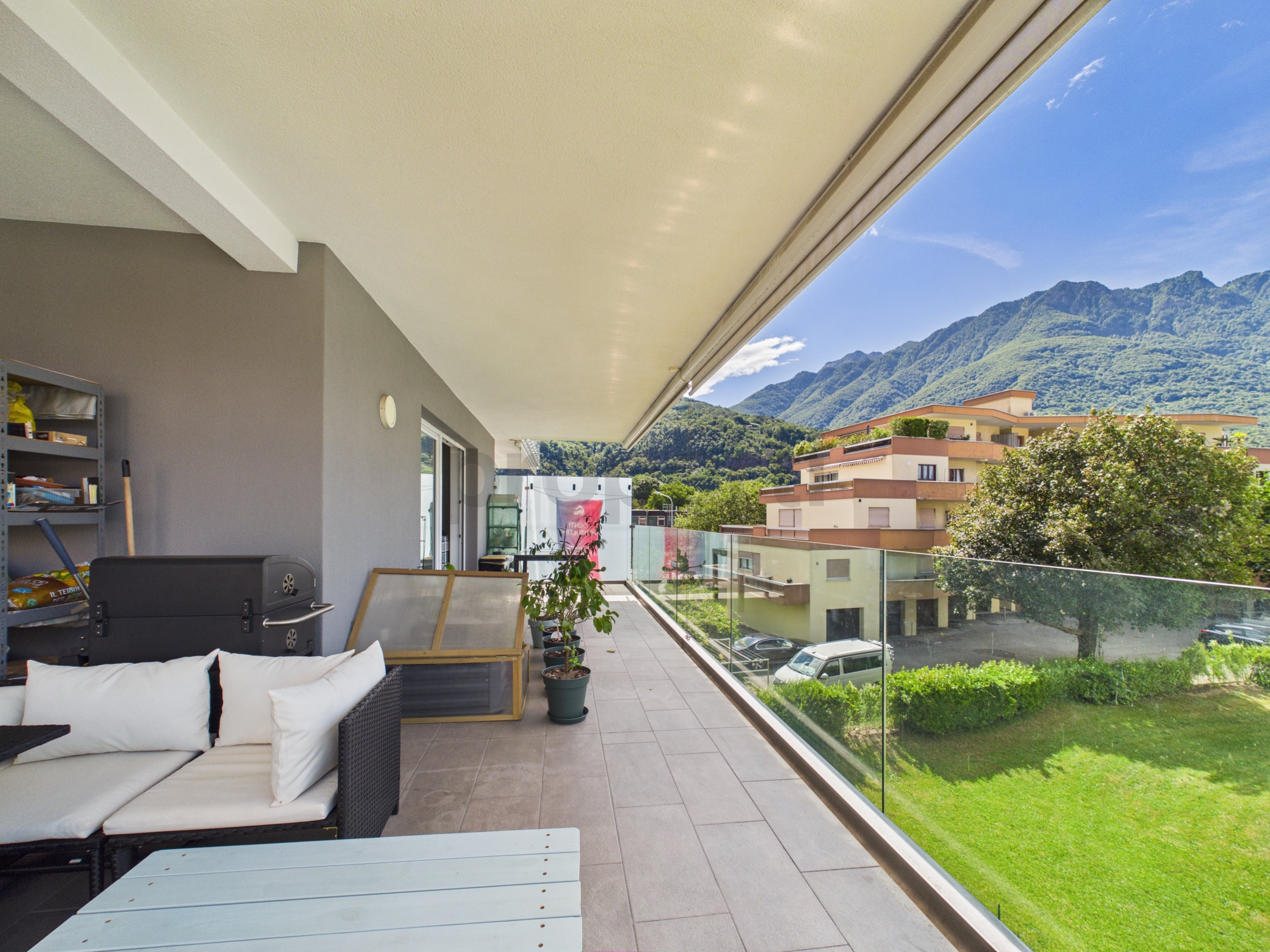 Überdachter Balkon mit Bergblick