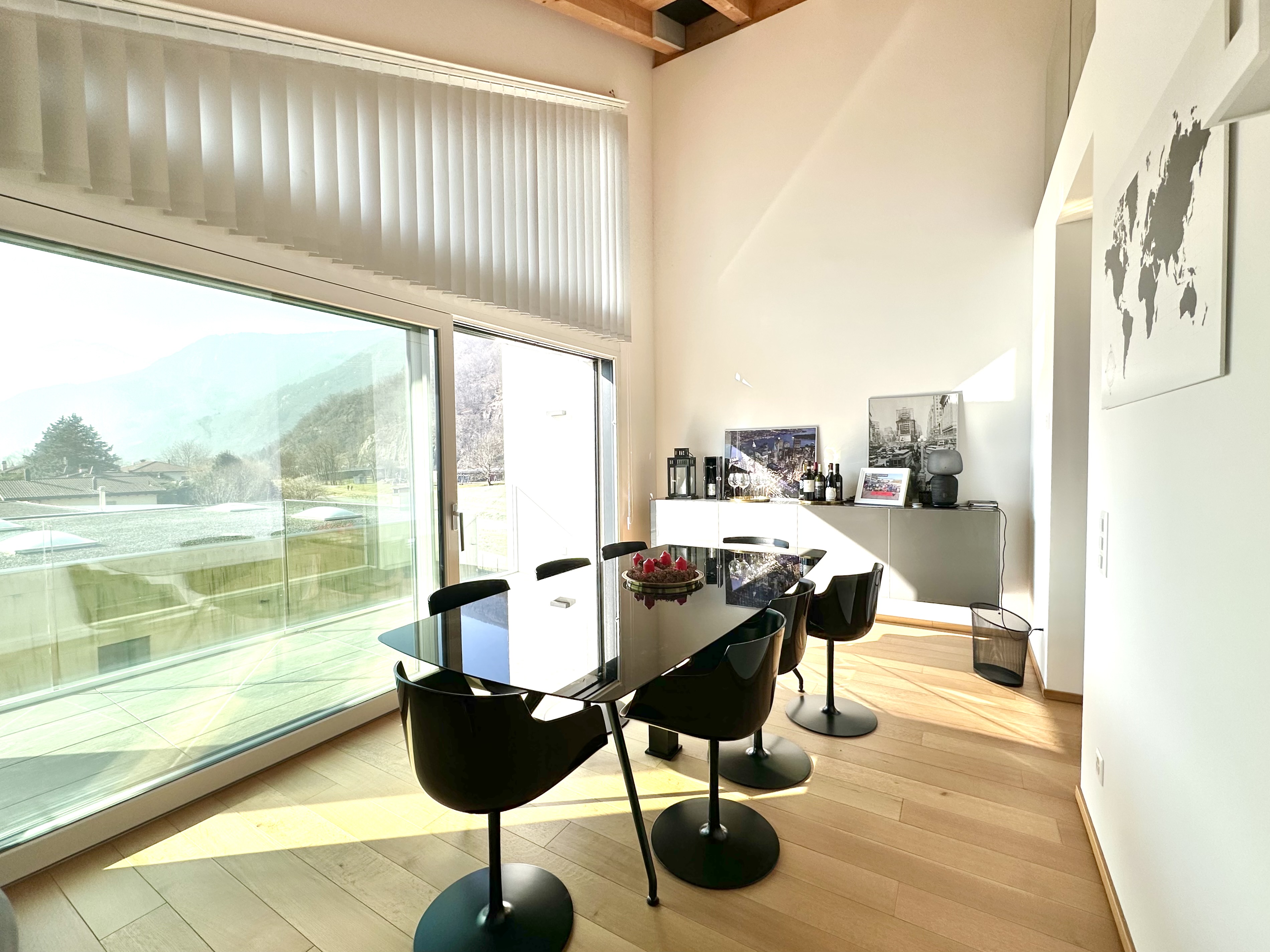 Heller Essbereich mit Panoramablick