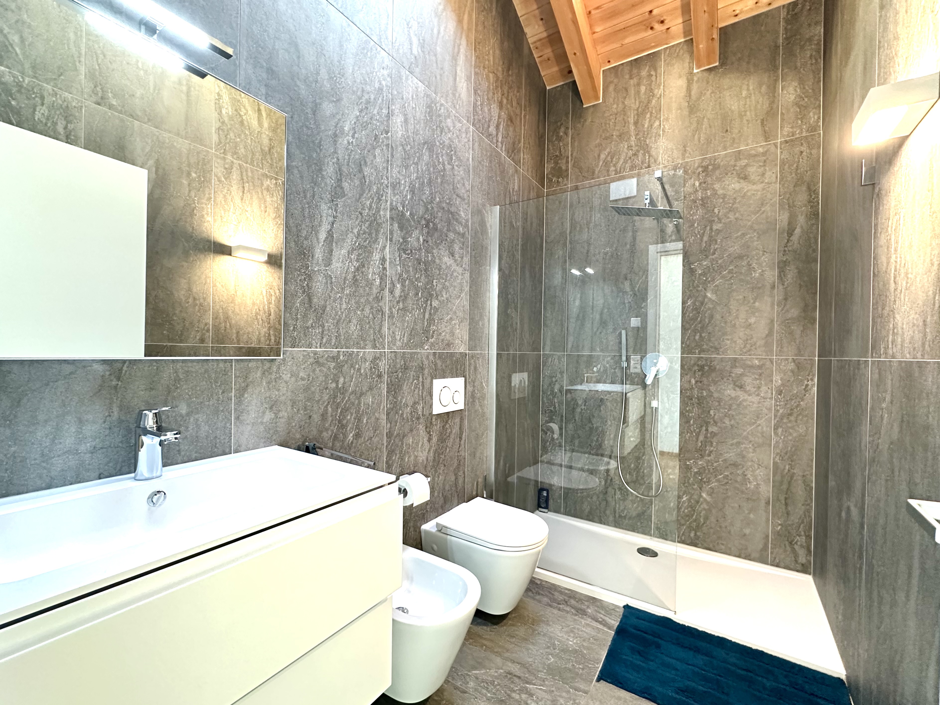 Modernes Badezimmer mit Natursteinoptik