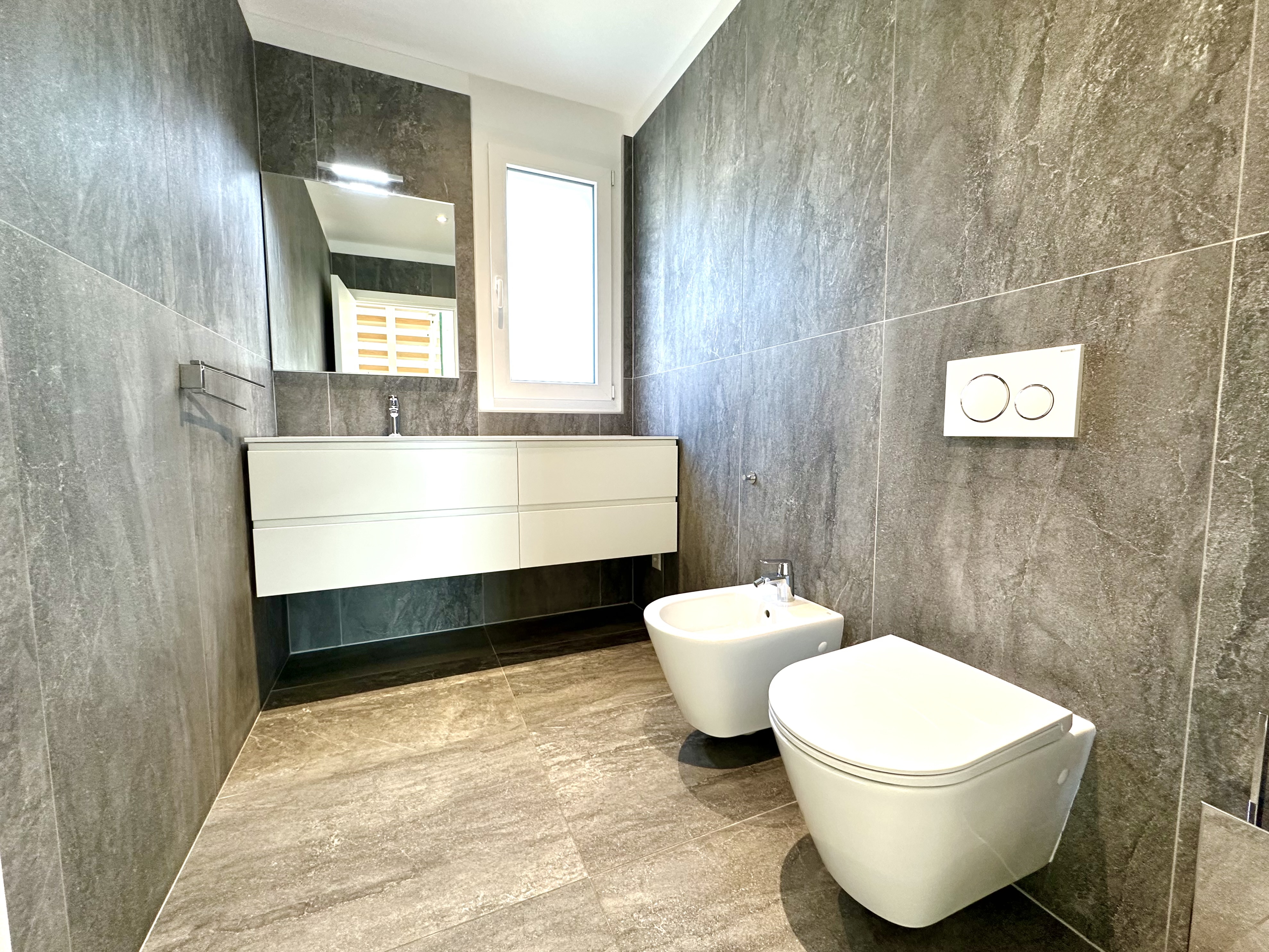 Modernes Badezimmer mit dunkler Steinoptik