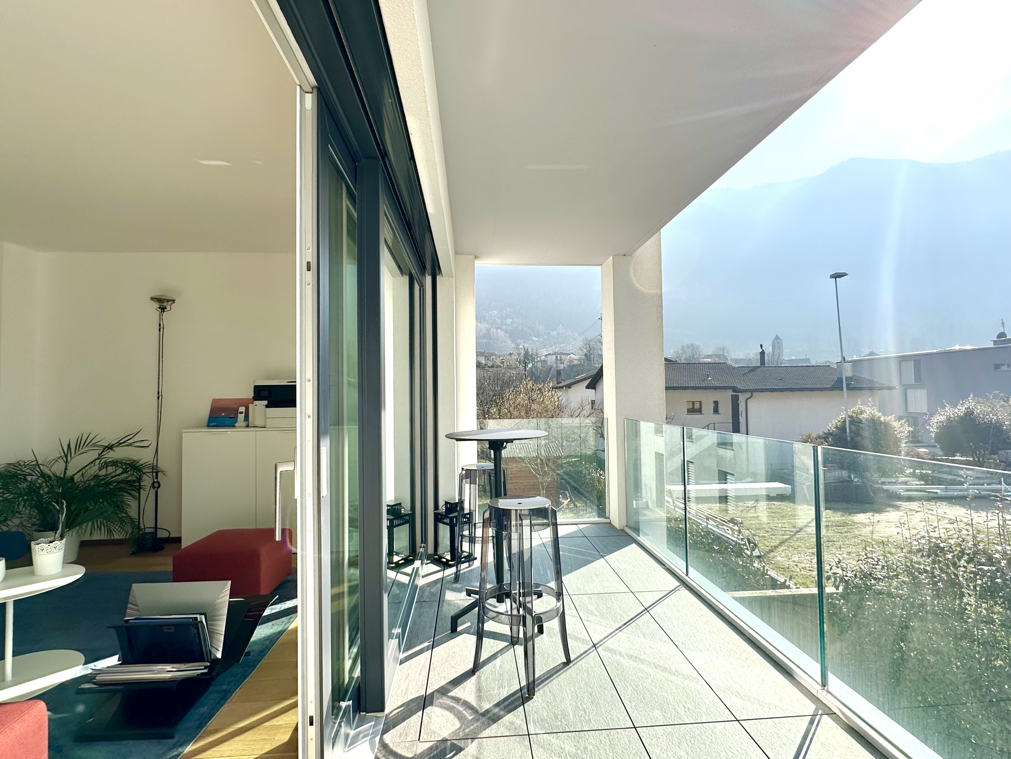 Sonniger Balkon mit Bergblick