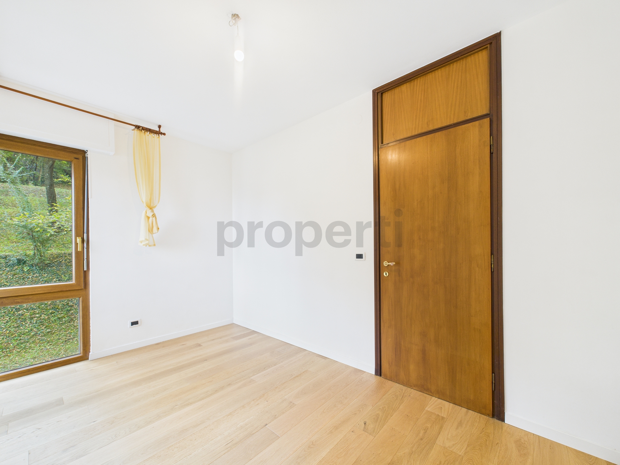 Heller leerer Raum mit Holzfenster und Holztür