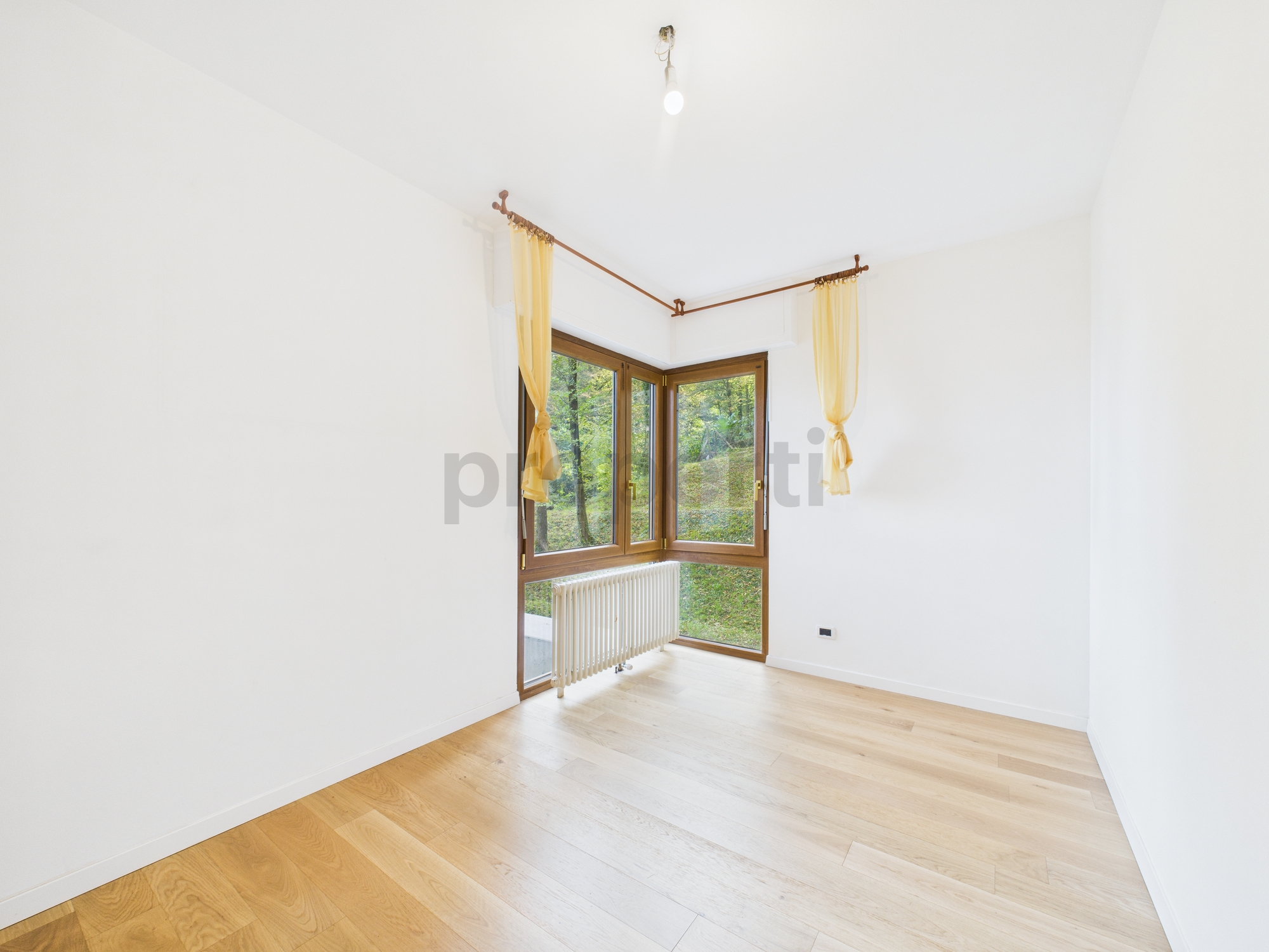 Helles Zimmer mit Eckfenster