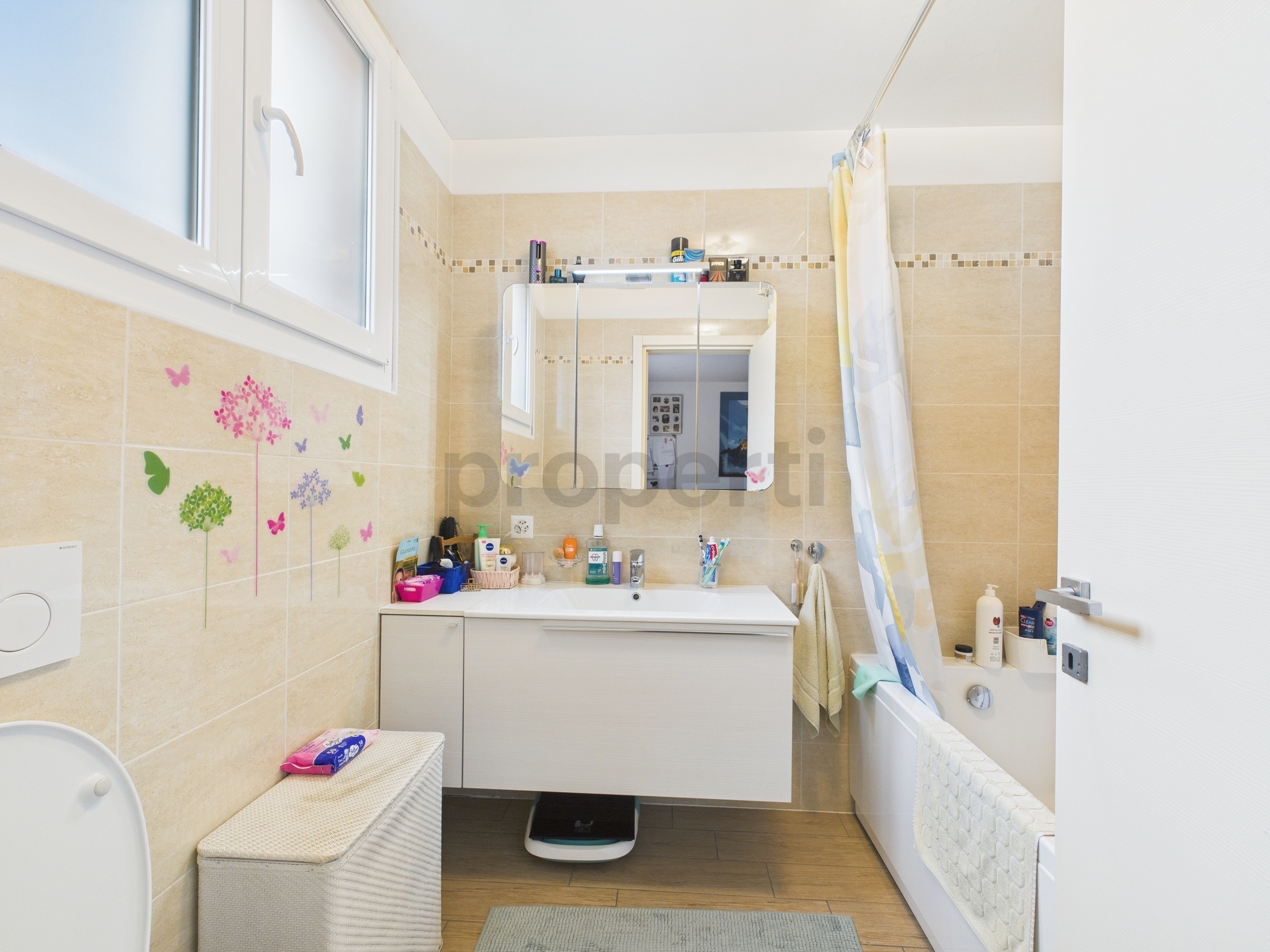 Helles Badezimmer mit Badewanne und Waschtisch