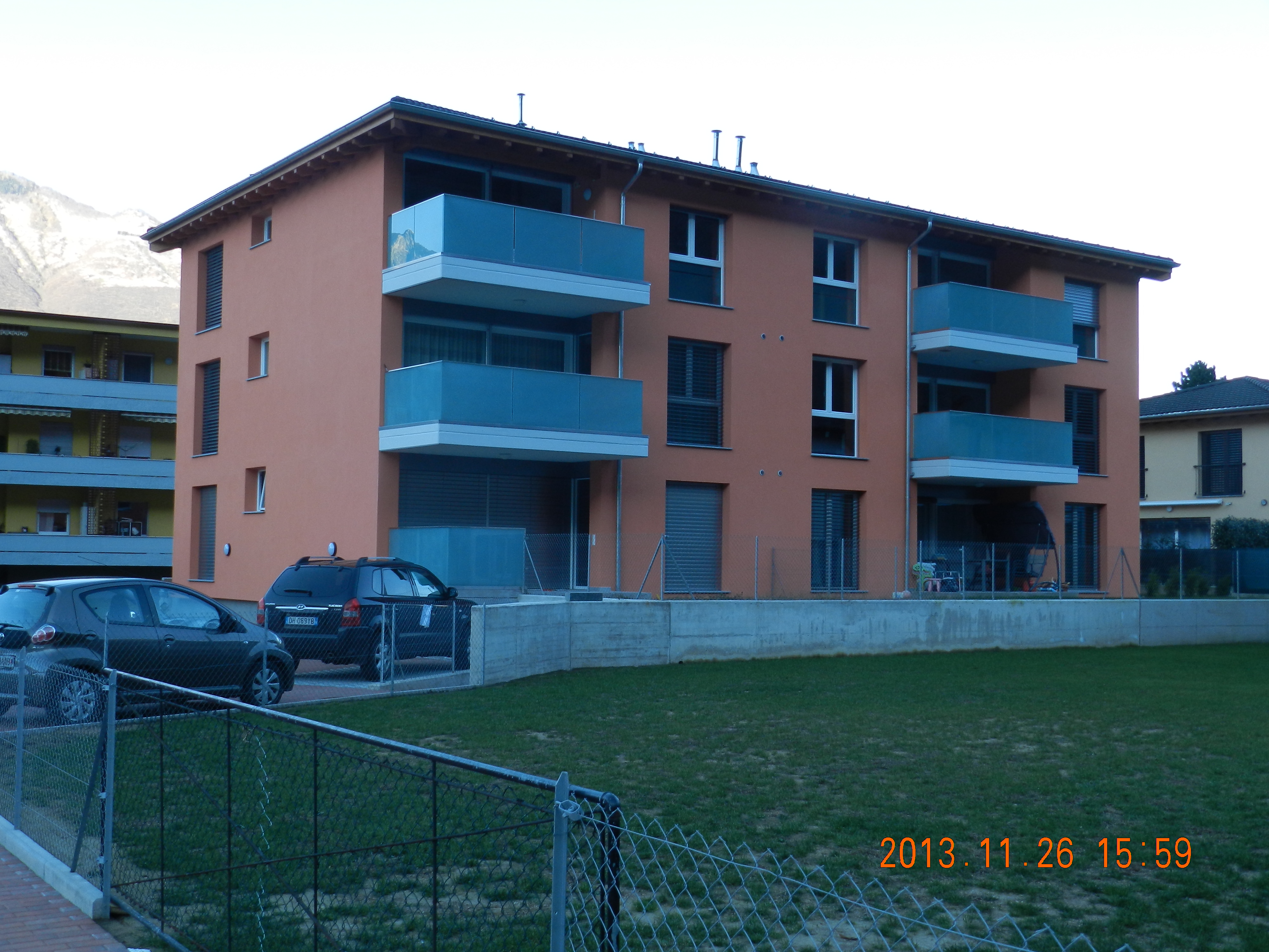 Mehrfamilienhaus mit Balkonen und Bergblick