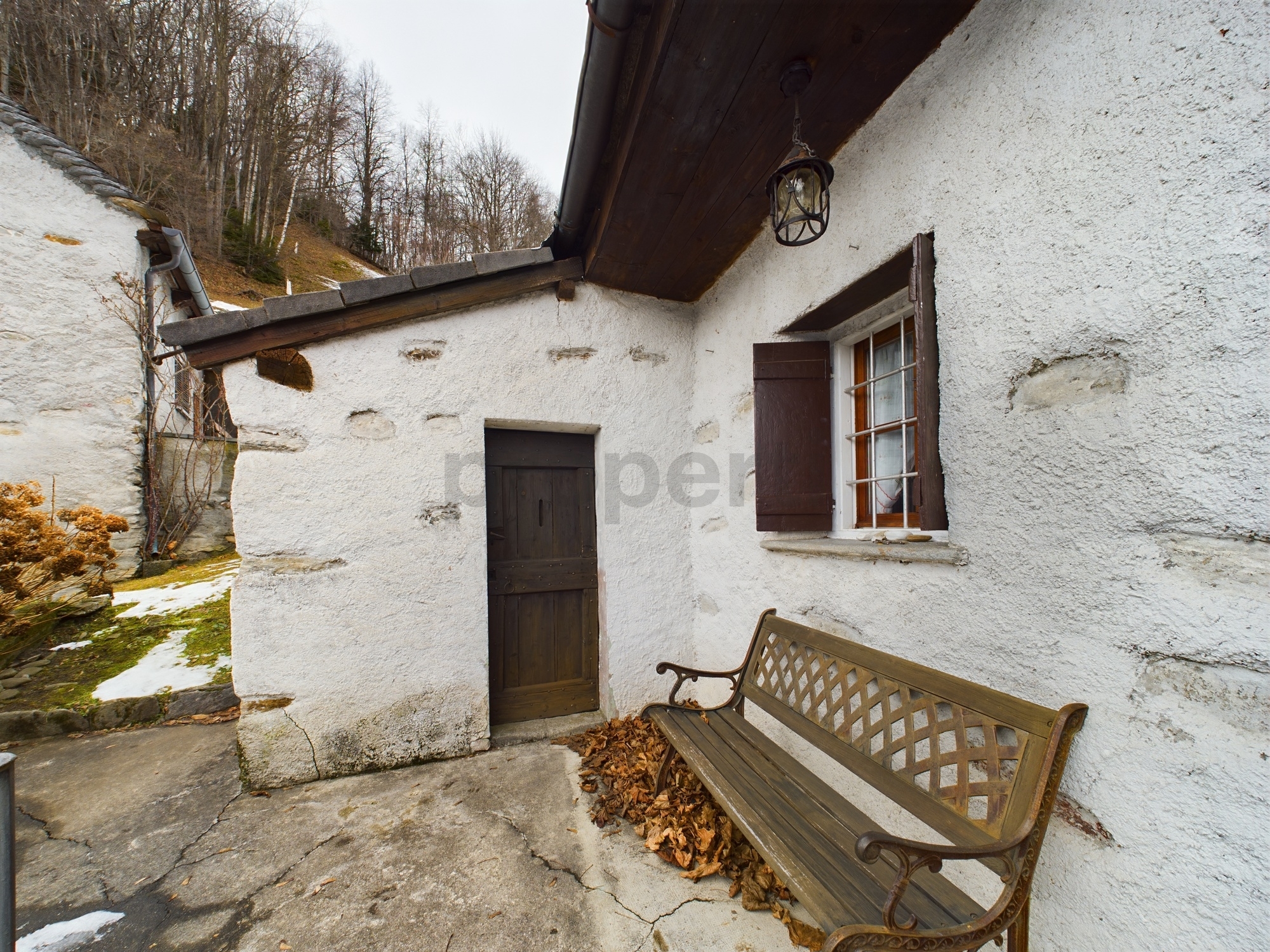 Rustikaler Außenbereich eines kleinen Hauses
