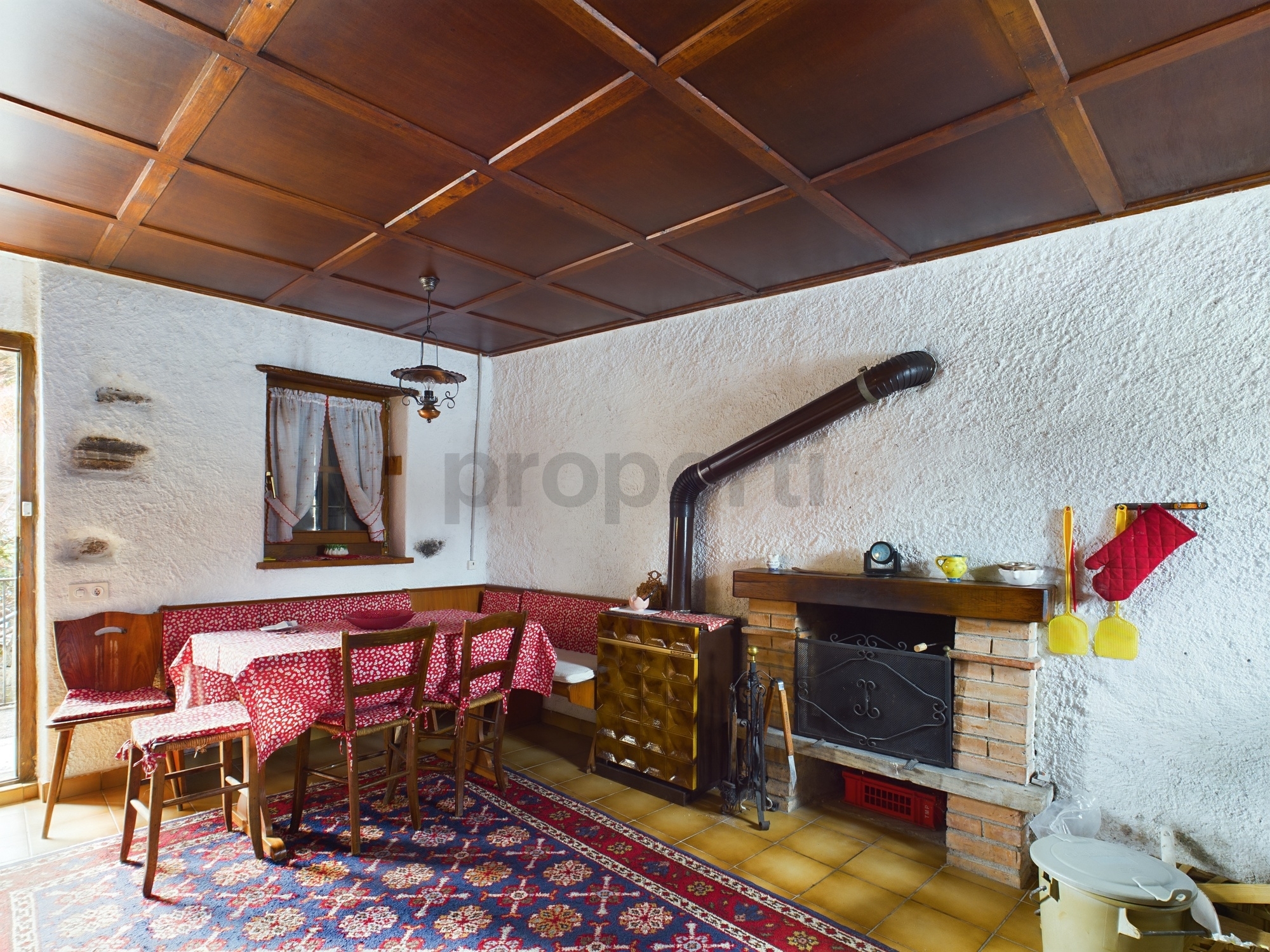Rustikaler Essbereich mit Kamin