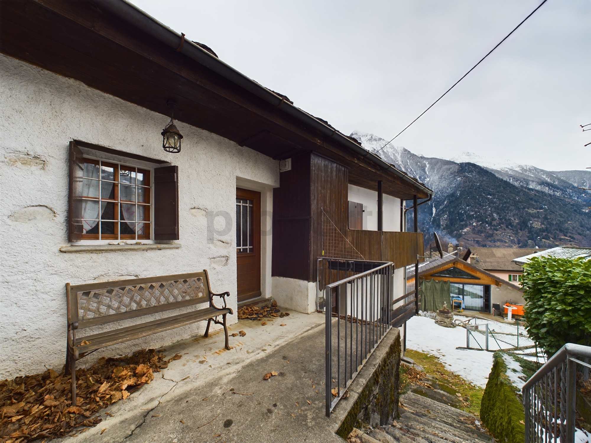 Alpenhaus mit Balkon und Bergblick