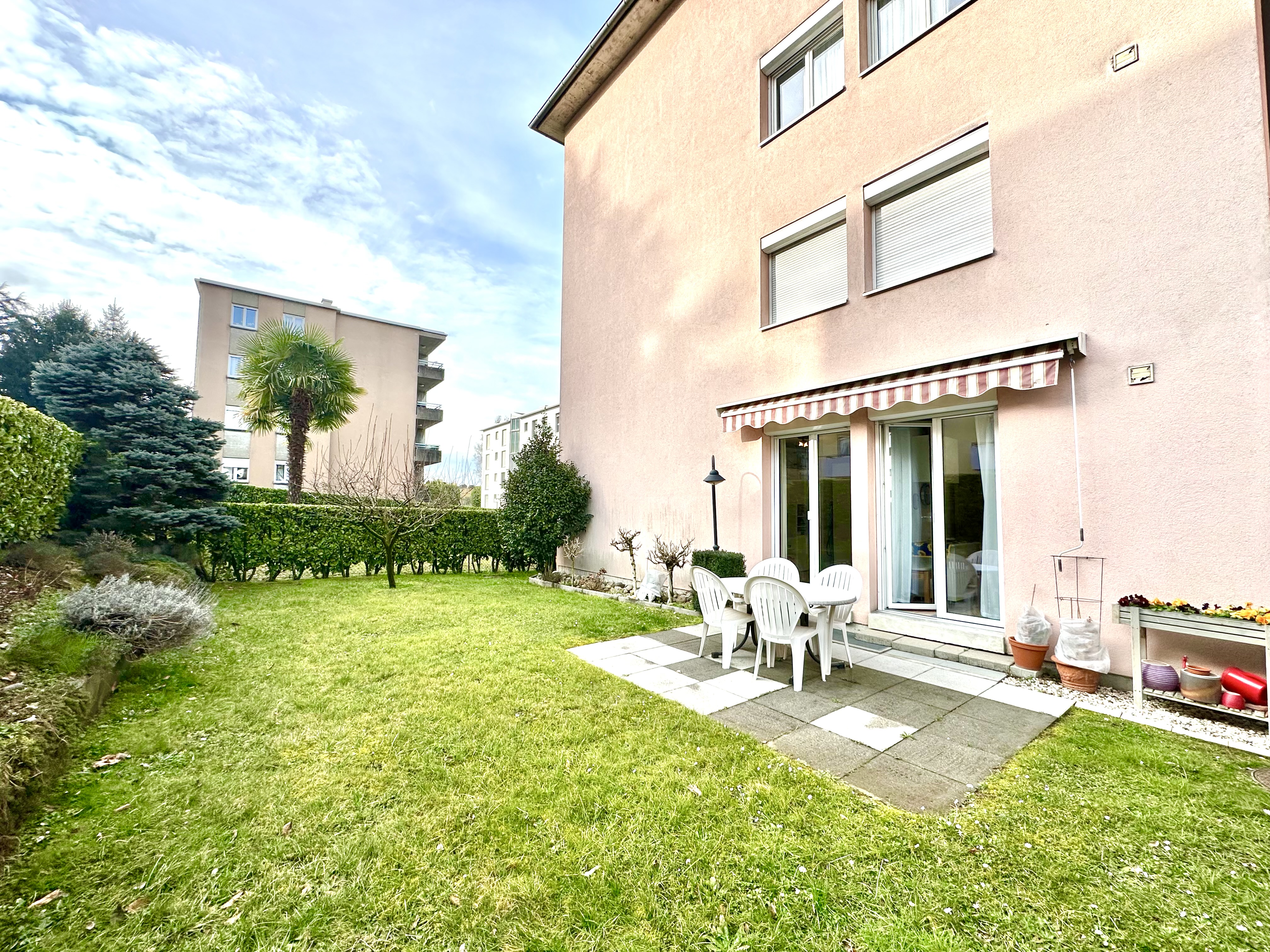 Gartenansicht einer Wohnanlage mit Terrasse