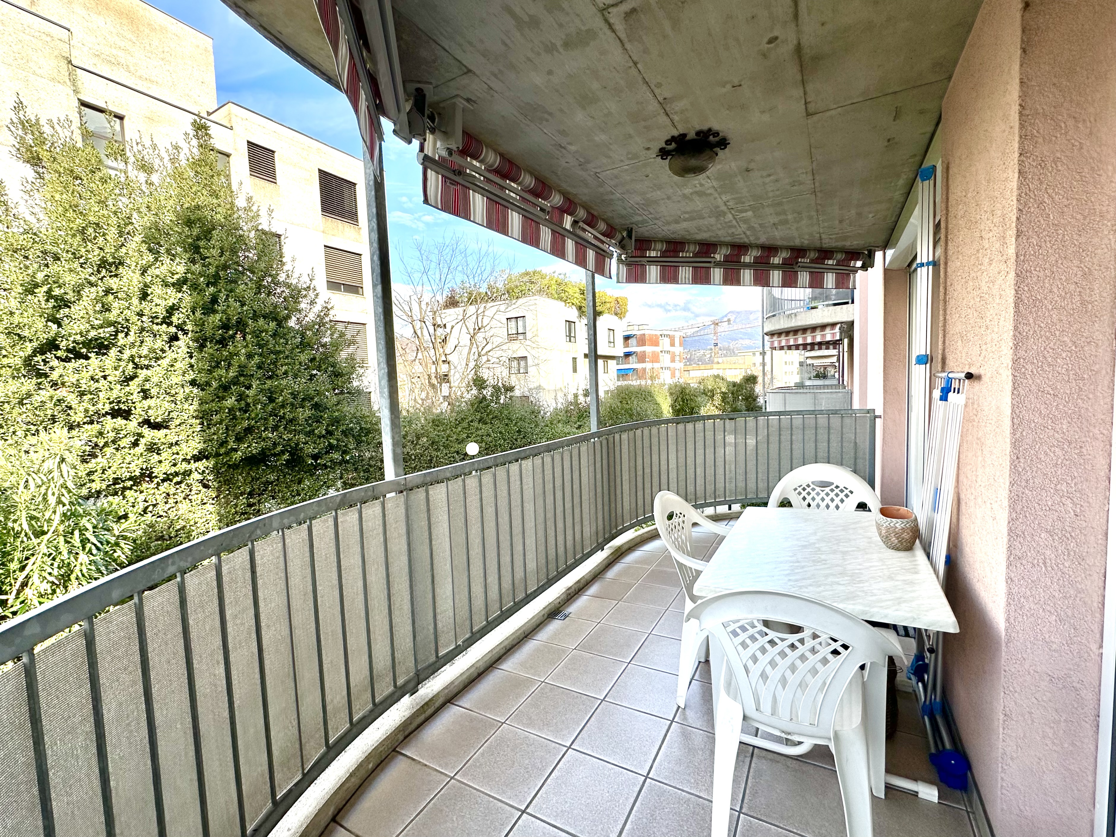 Überdachter Balkon mit Sitzgruppe