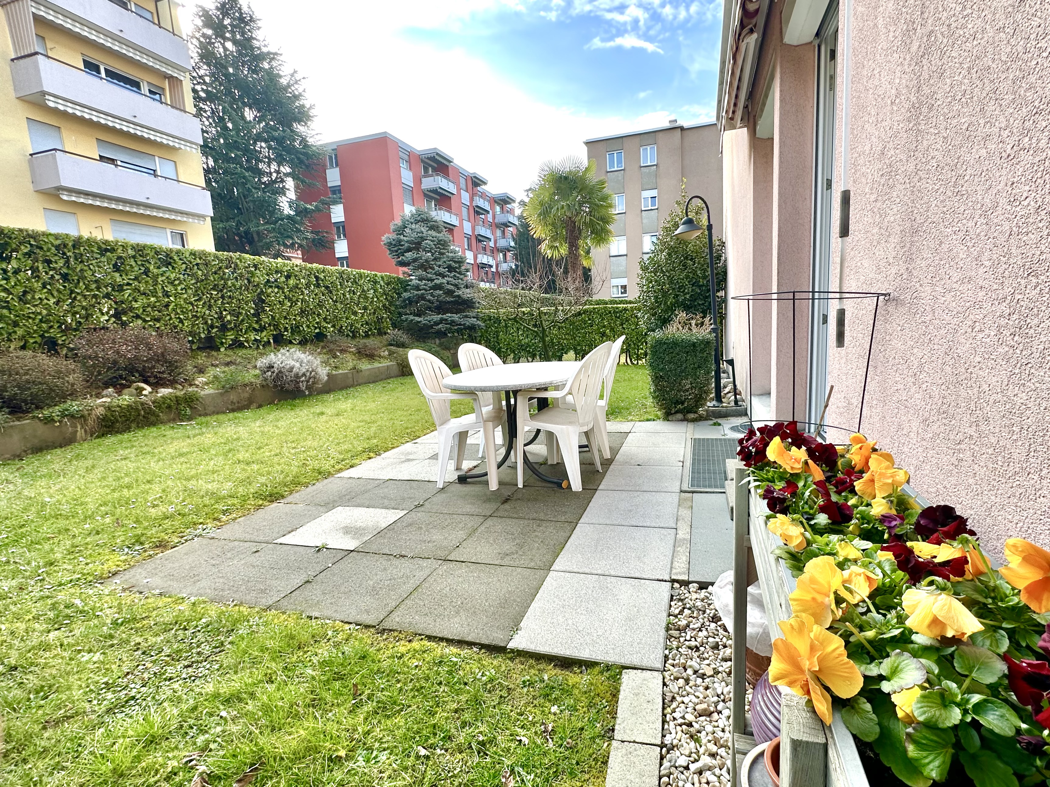 Garten- und Terrassenansicht mit Sitzplatz