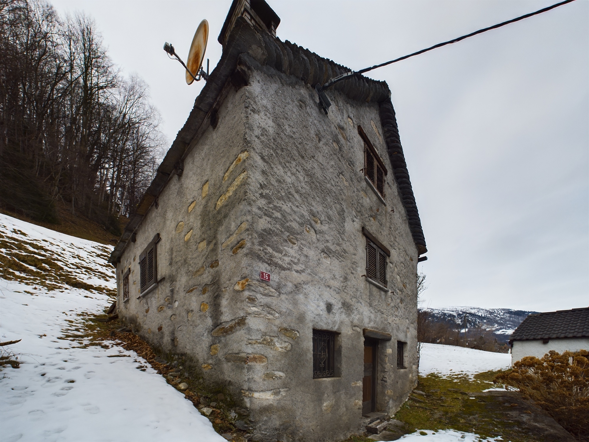 Altes Steinhaus im Winterhang