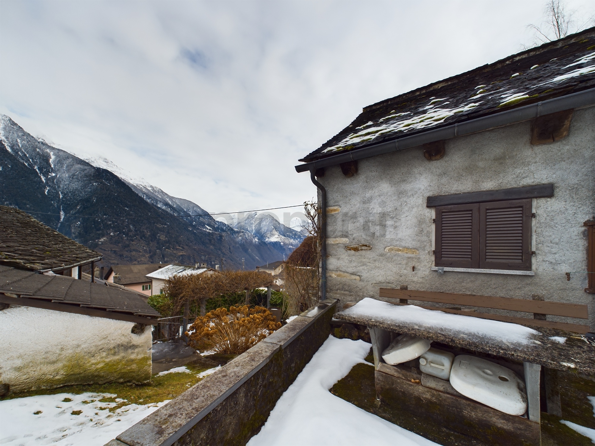 Alpines Haus mit Bergblick