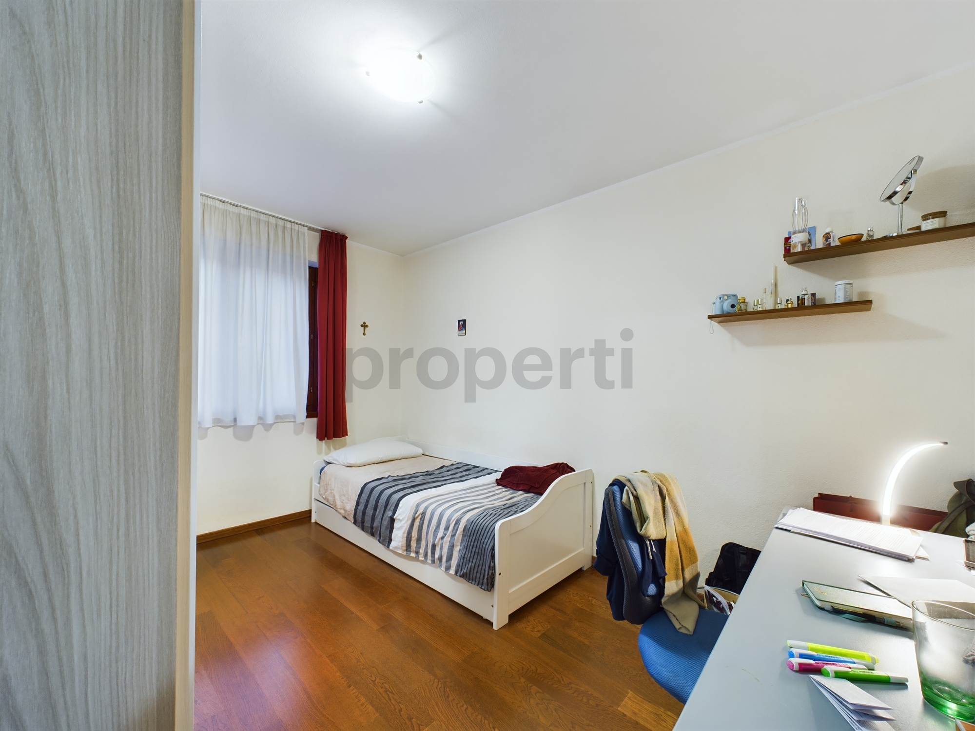 Kleines Schlafzimmer mit Einzelbett