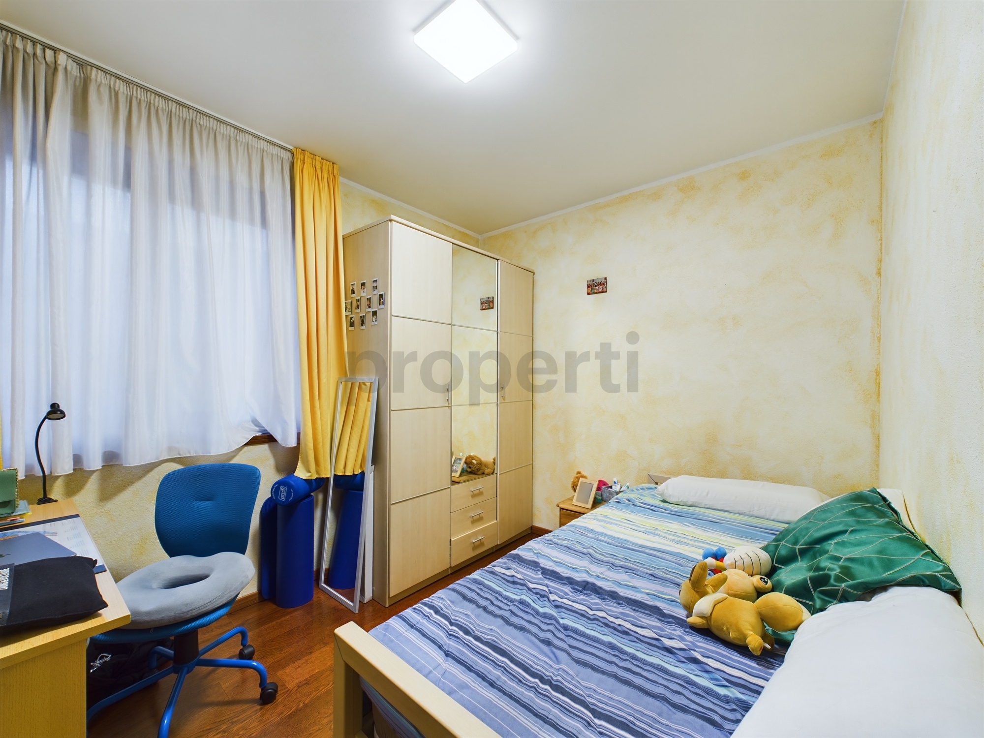 Schlafzimmer mit Schreibtisch und Kleiderschrank