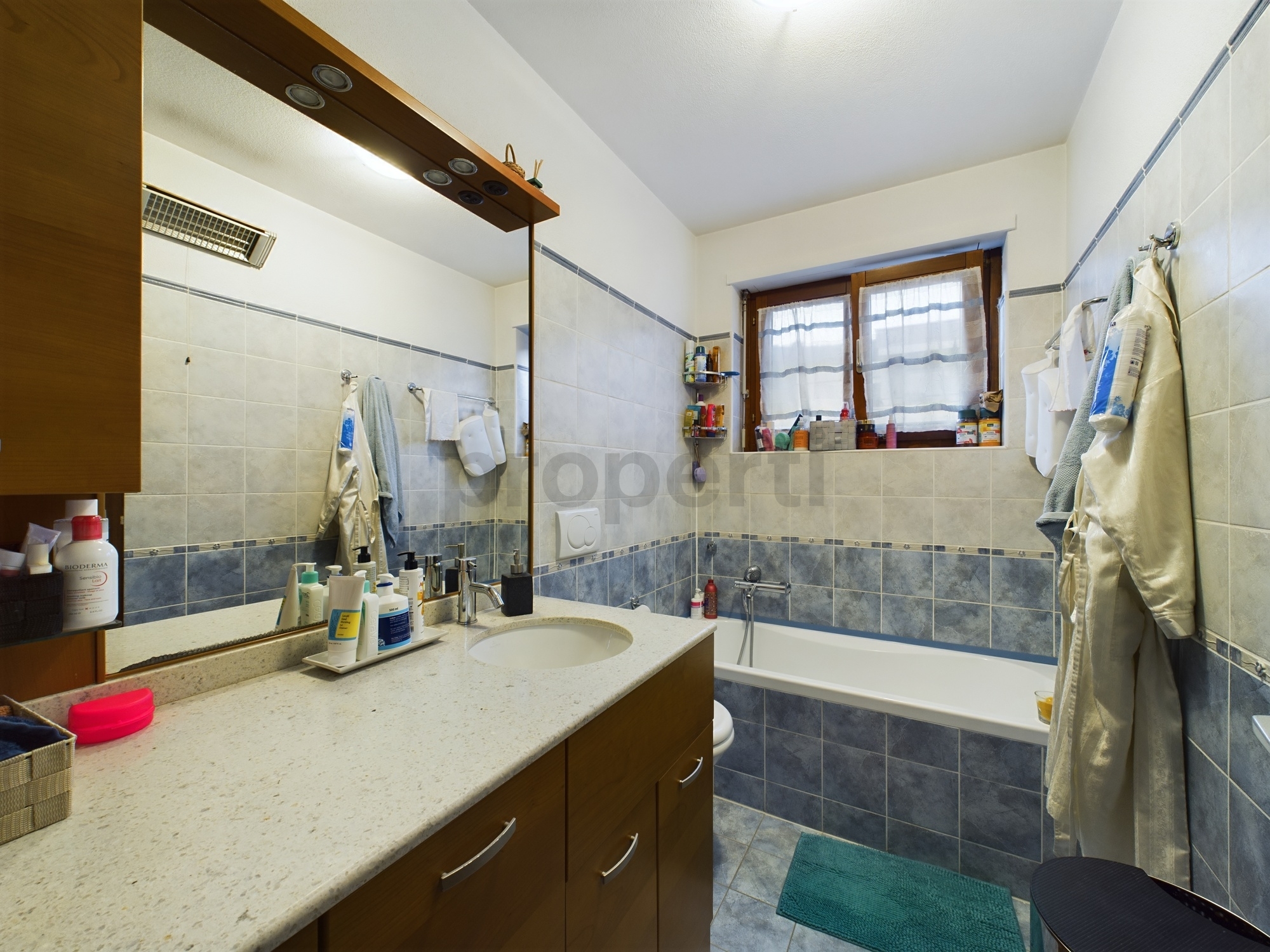 Modernes Badezimmer mit Badewanne und Waschtisch