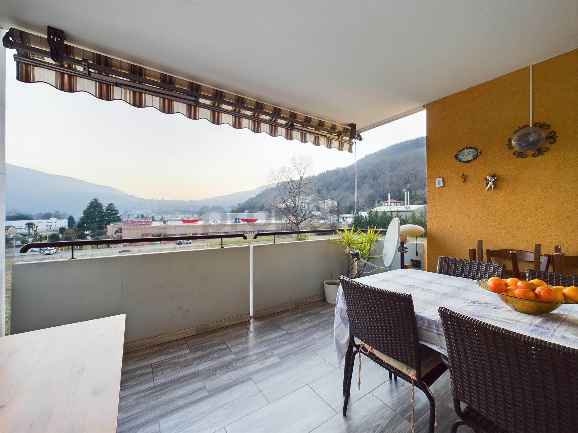 Überdachte Terrasse mit Bergblick