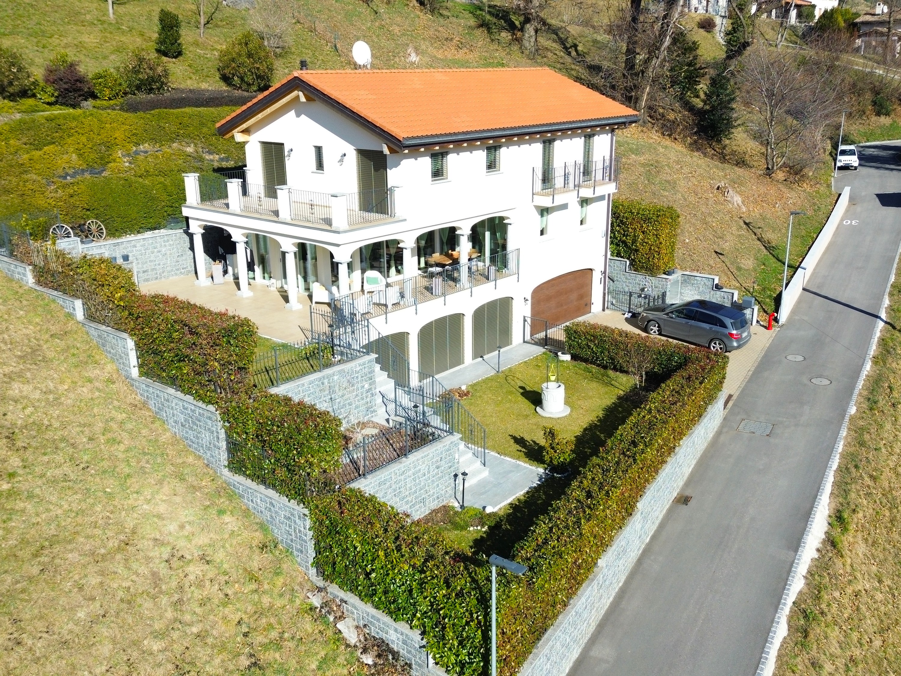 Villa mit Terrassen und Hanglage