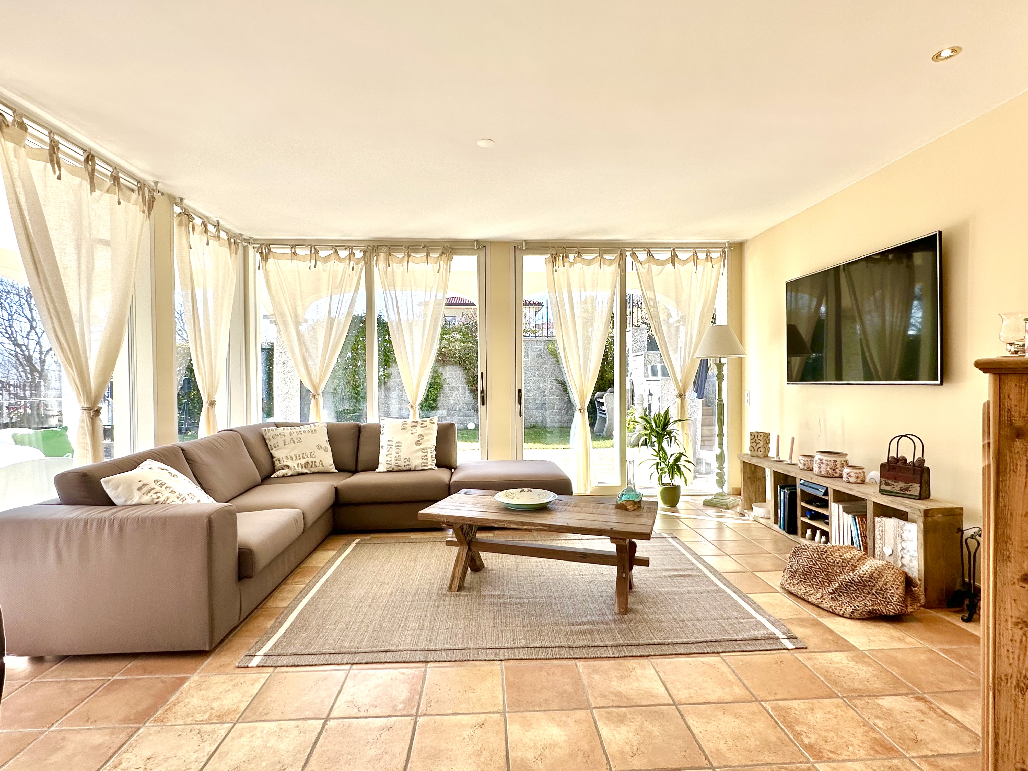 Helles Wohnzimmer mit Terrassenzugang