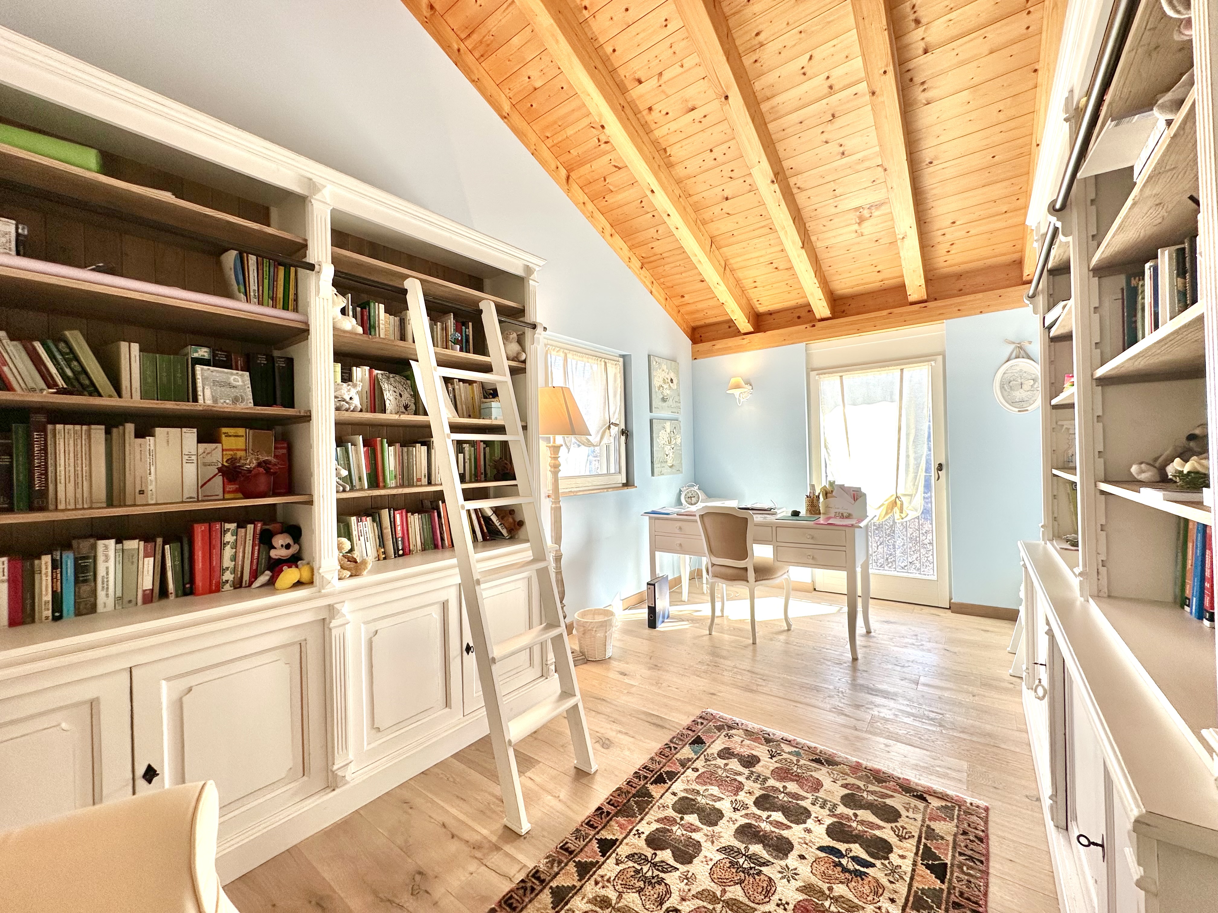 Gemütliches Arbeitszimmer mit eingebauten Bücherregalen